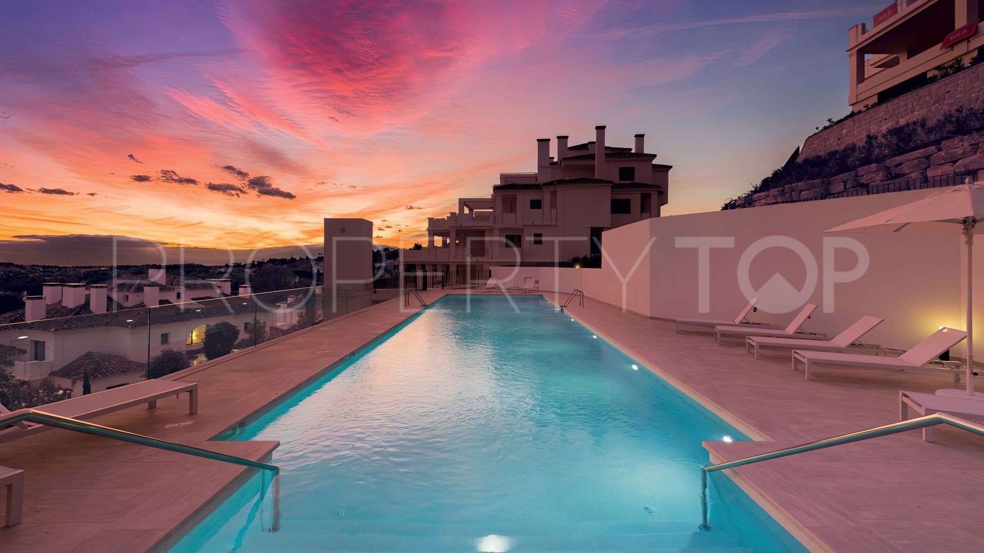 Penthouse for sale in Nueva Andalucia with 2 bedrooms