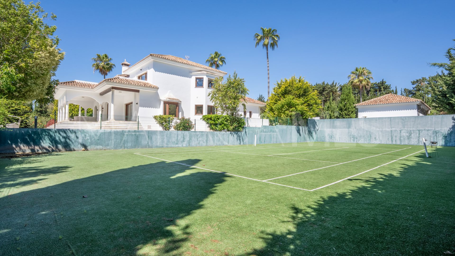 Villa for sale in Guadalmina Baja