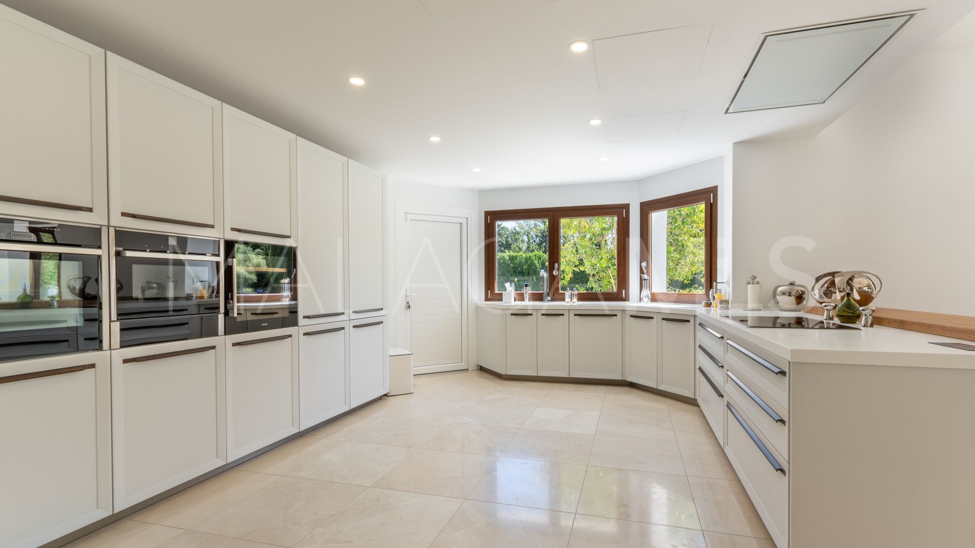 Villa for sale in Guadalmina Baja