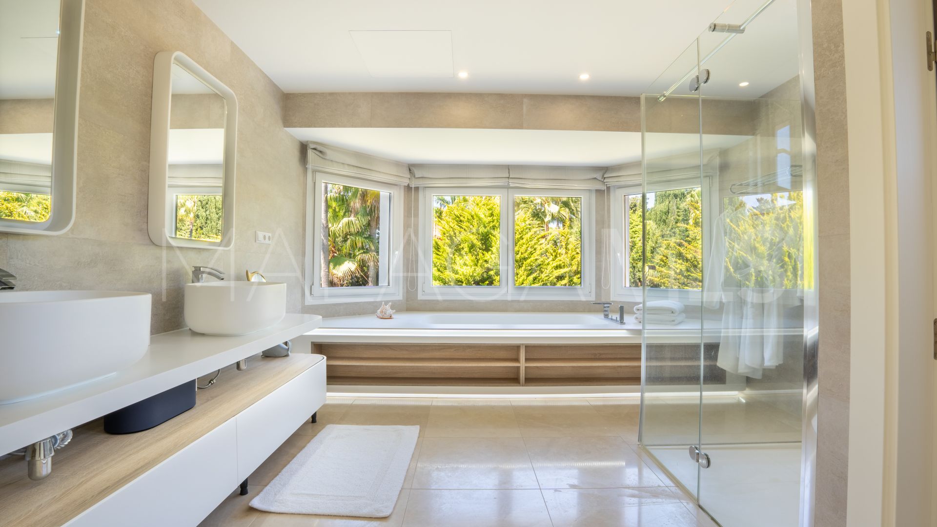 Villa for sale in Guadalmina Baja