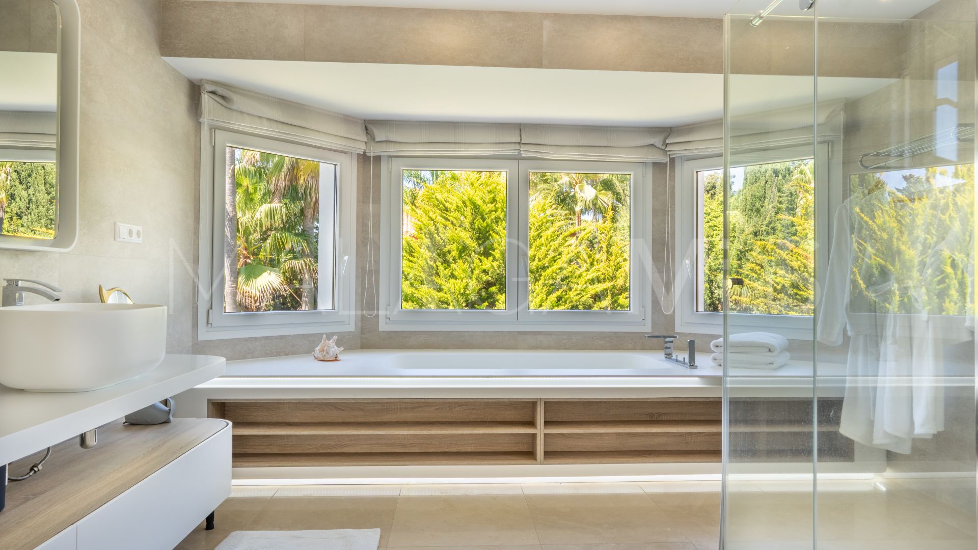 Villa for sale in Guadalmina Baja