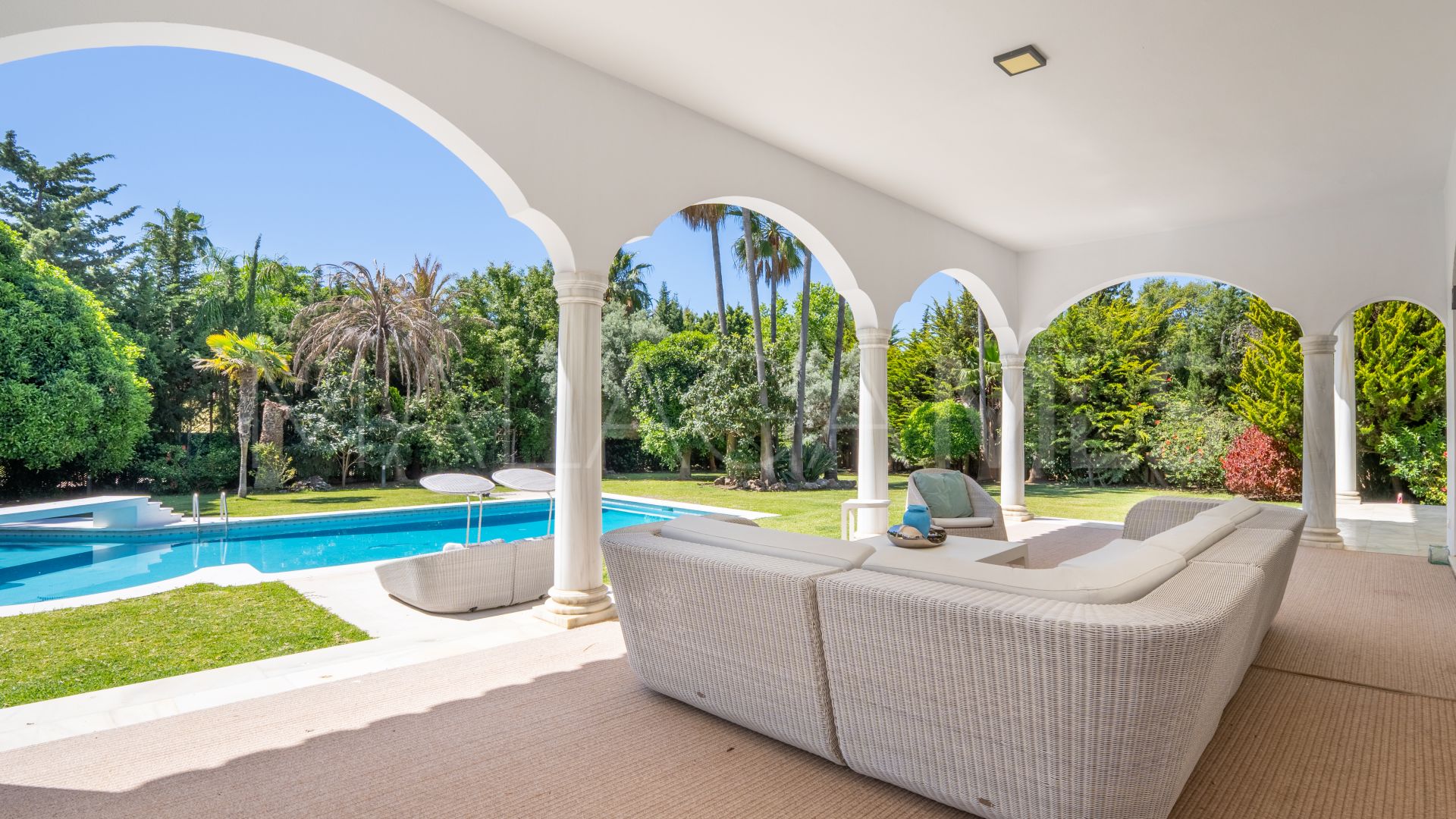 Villa for sale in Guadalmina Baja