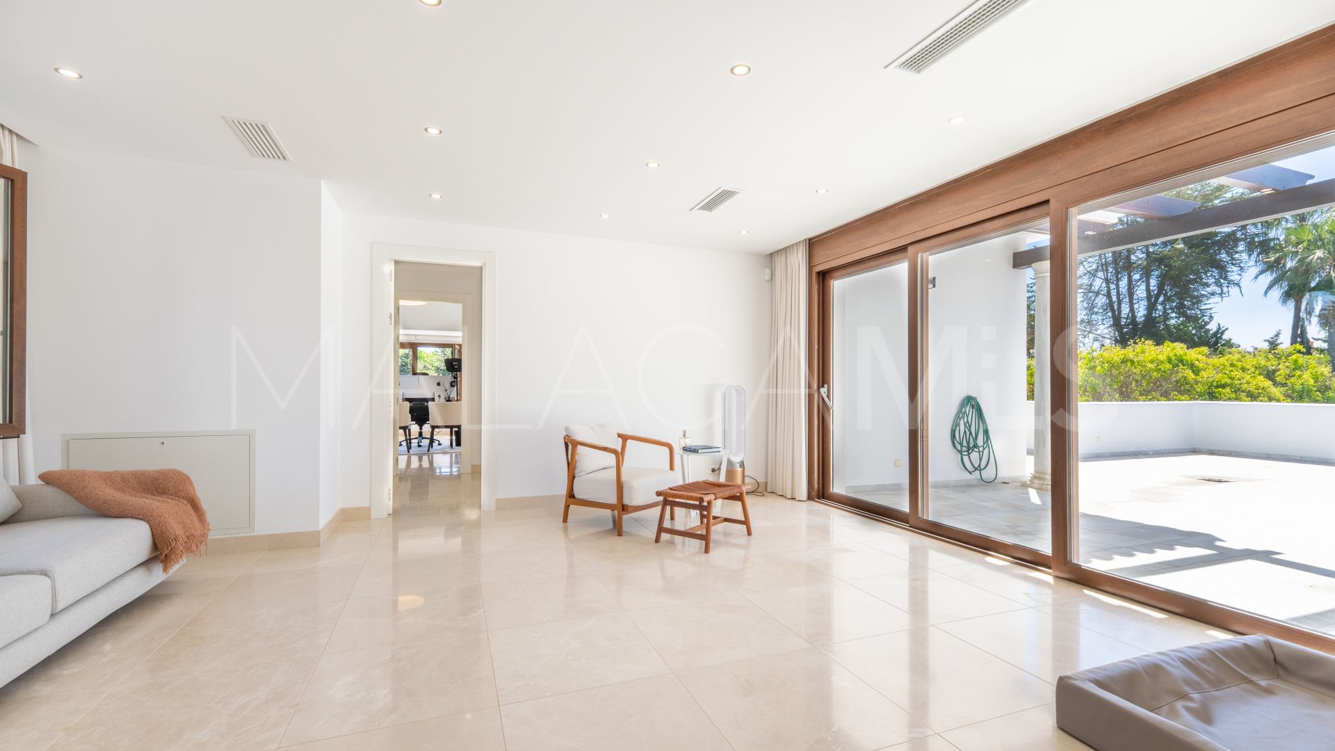 Villa for sale in Guadalmina Baja