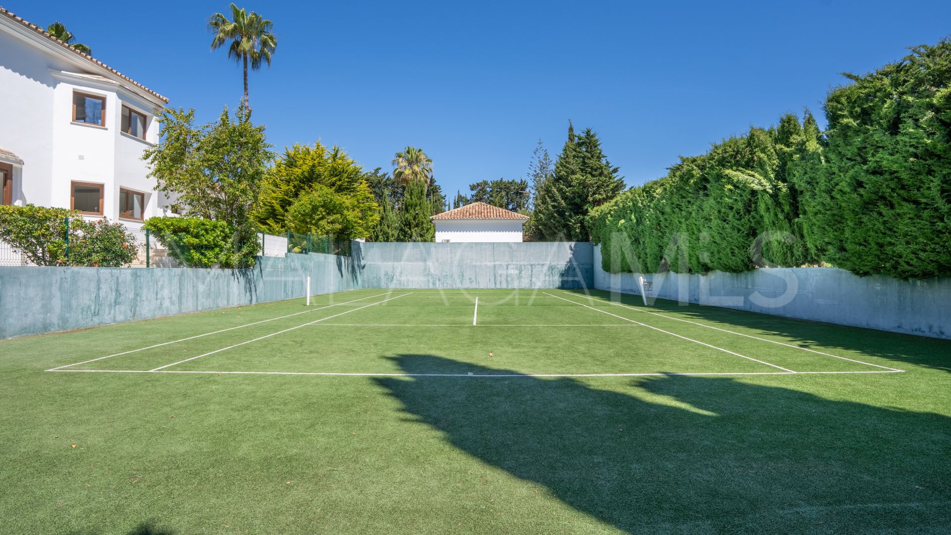 Villa for sale in Guadalmina Baja