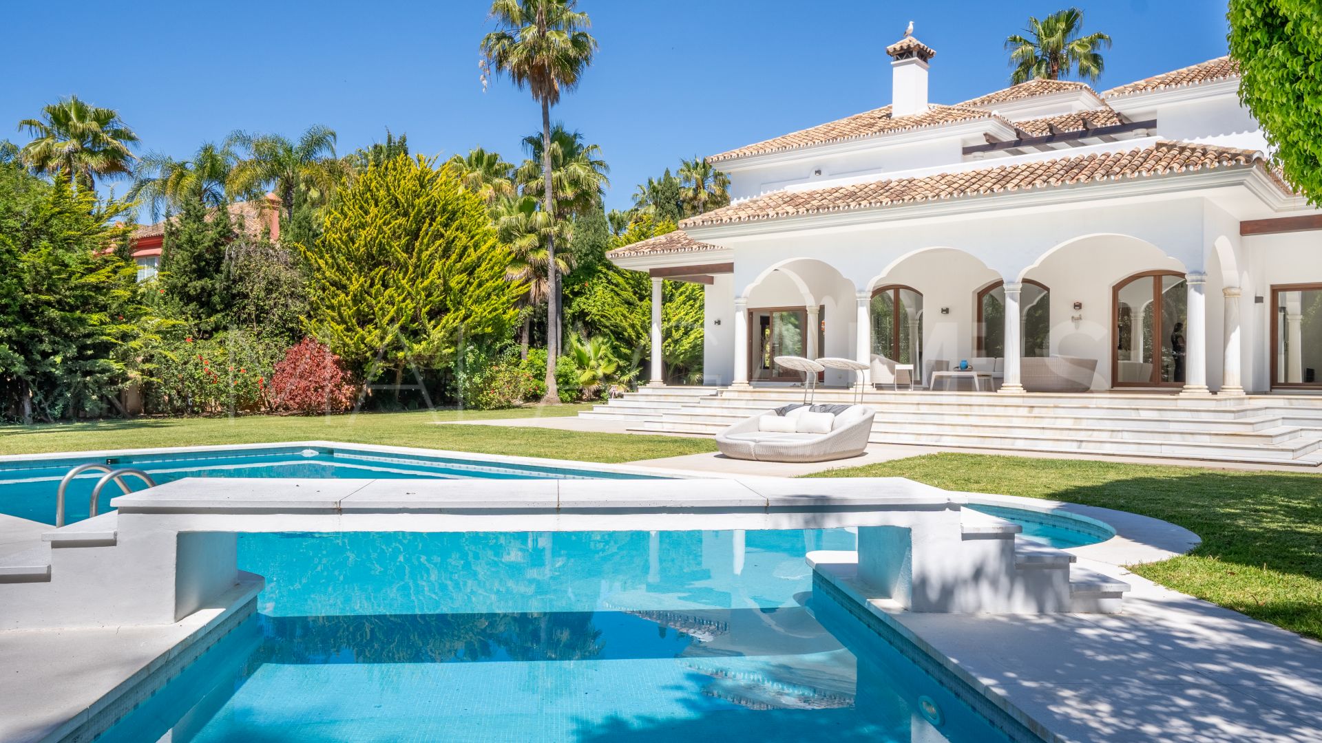 Villa for sale in Guadalmina Baja