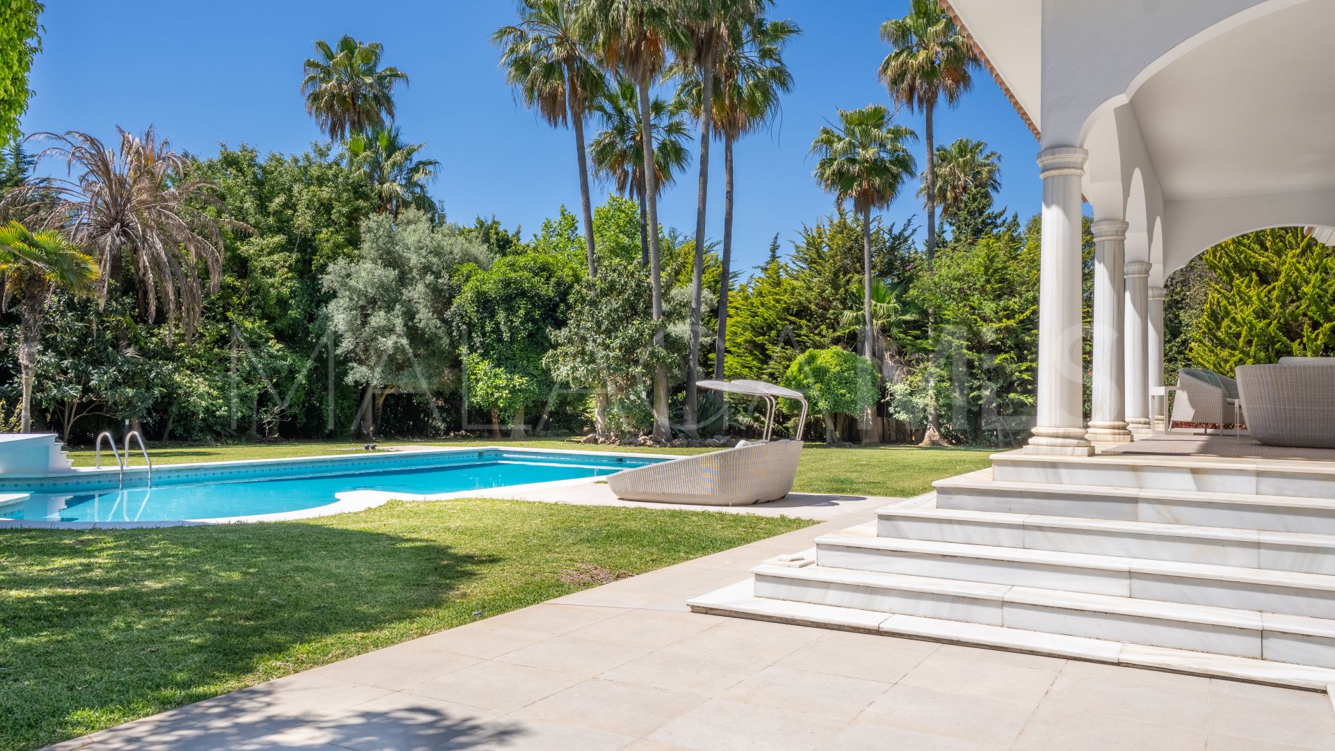 Villa for sale in Guadalmina Baja