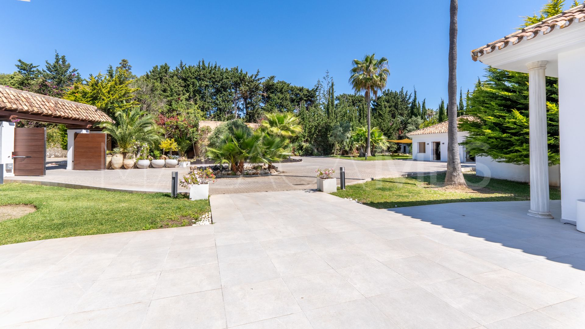 Villa for sale in Guadalmina Baja
