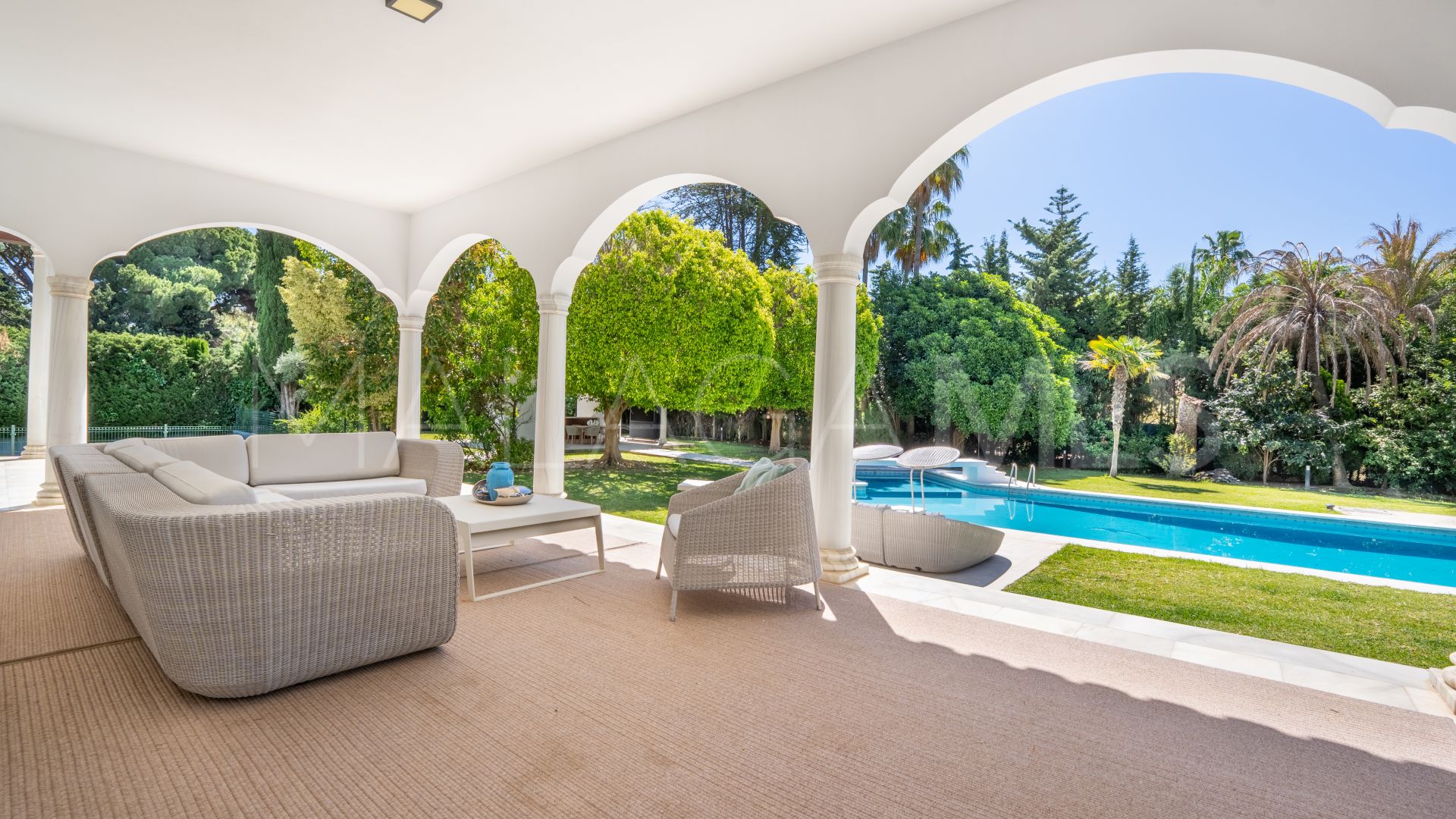 Villa for sale in Guadalmina Baja
