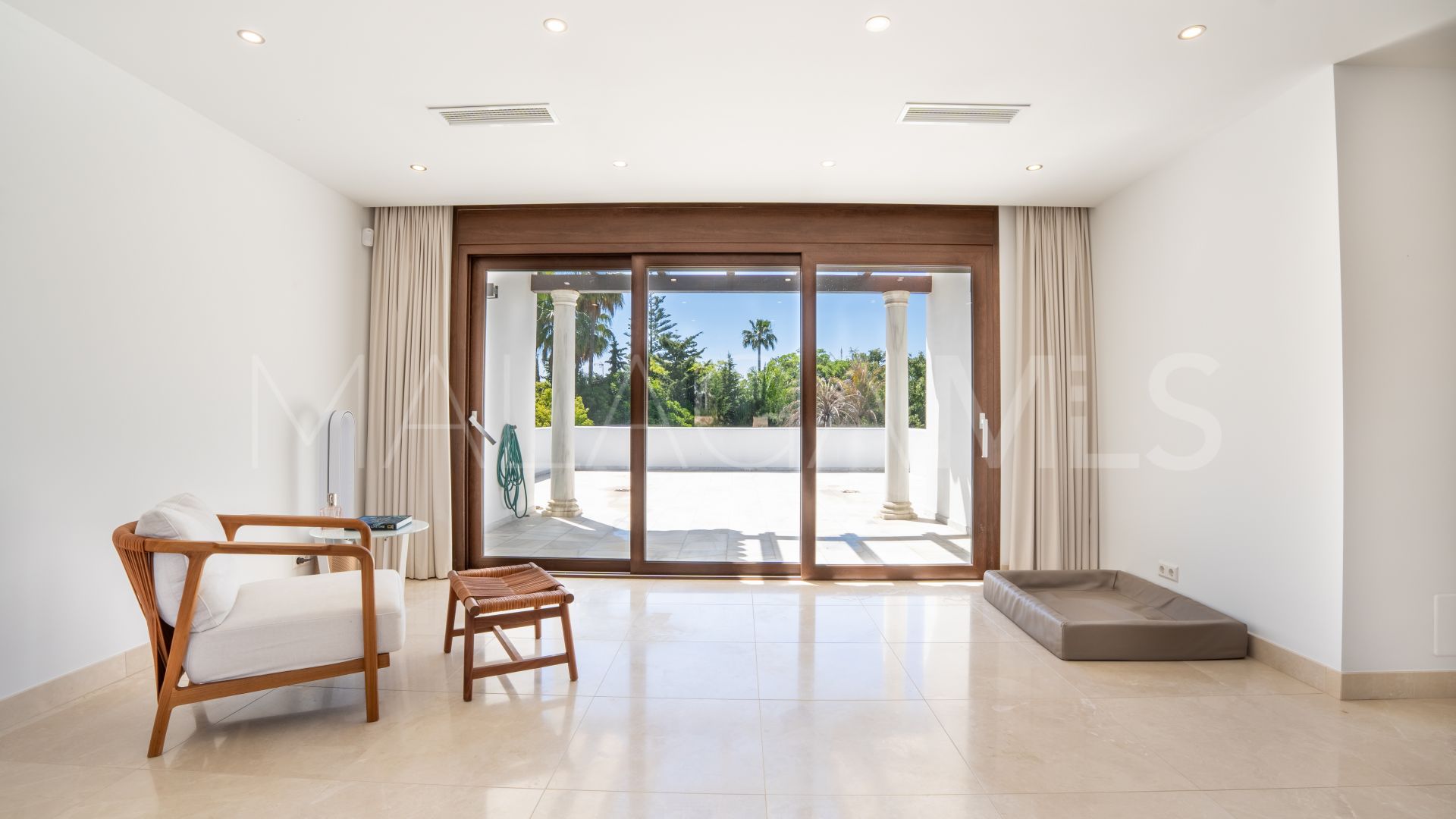Villa for sale in Guadalmina Baja