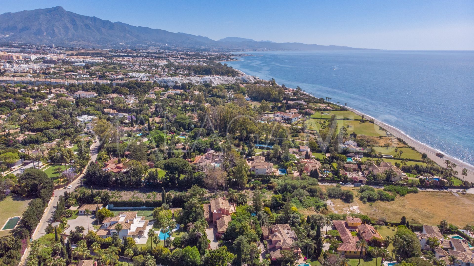 Villa for sale in Guadalmina Baja