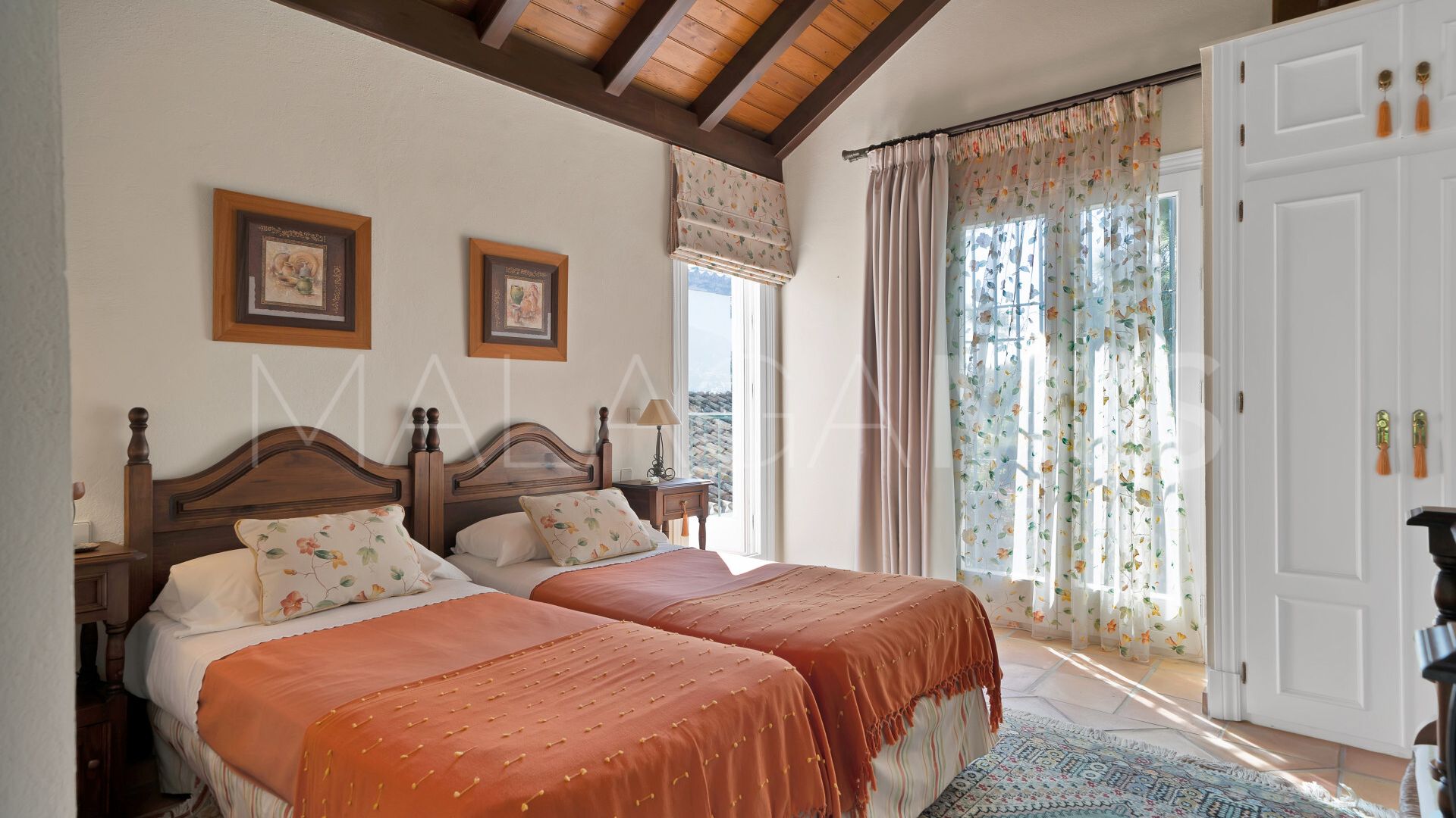 Villa for sale in Las Brisas