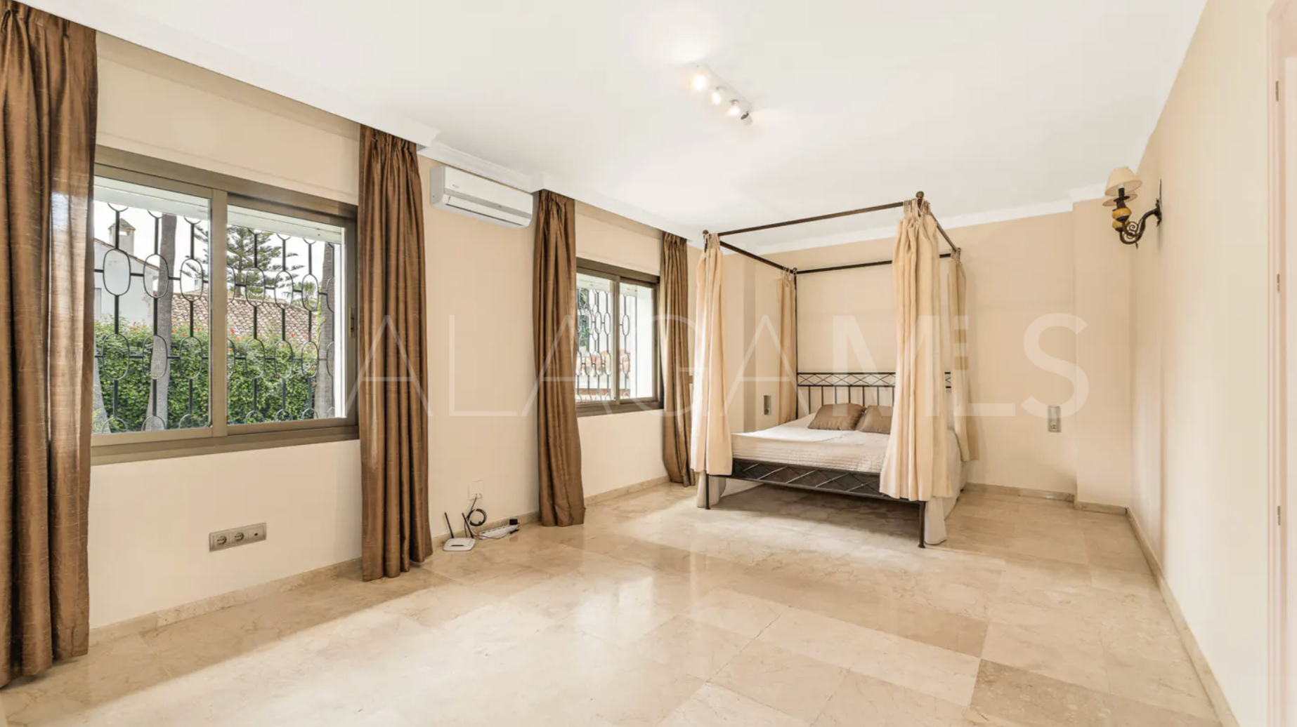 Villa for sale in Los Monteros Playa