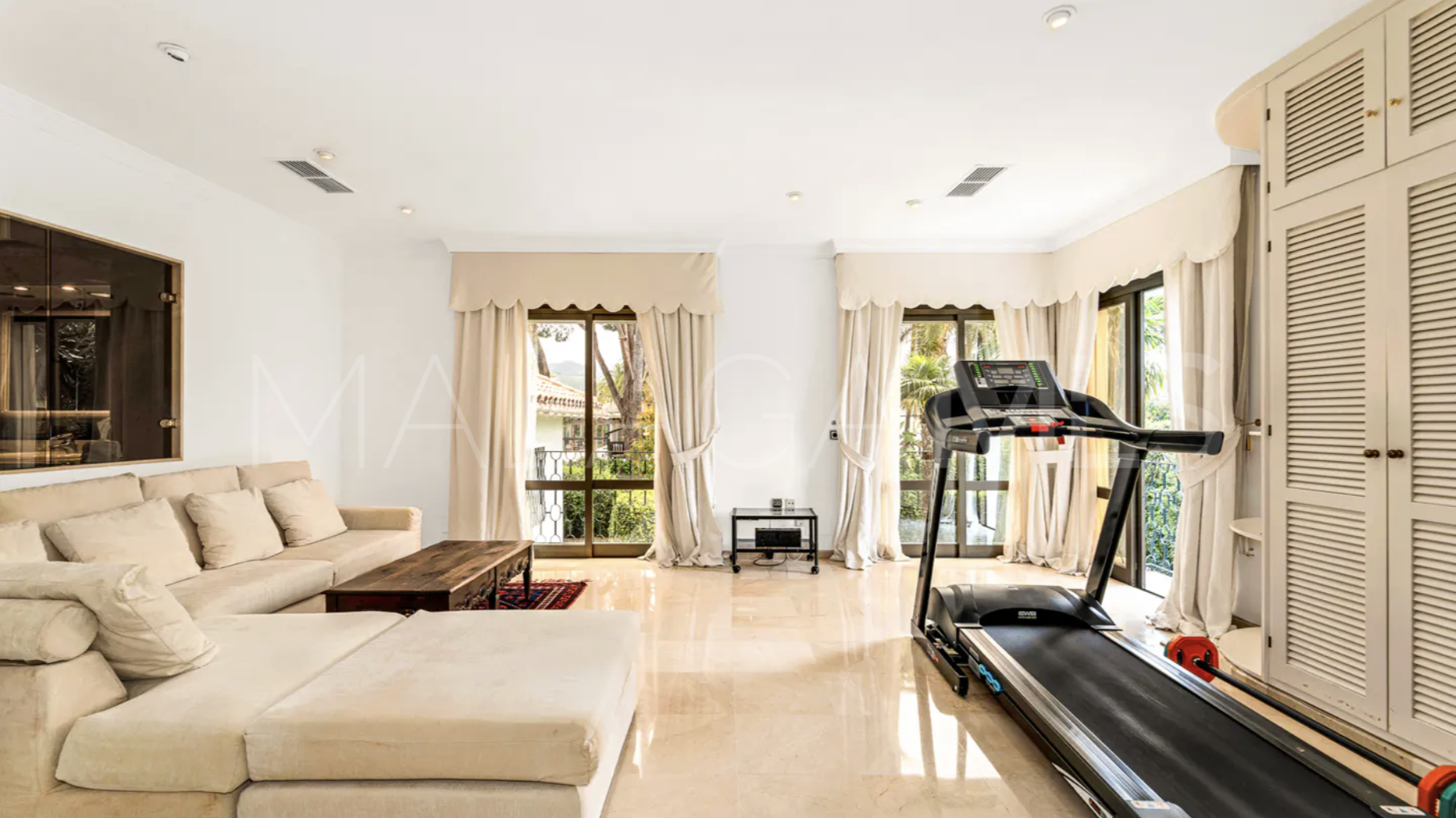 Villa for sale in Los Monteros Playa