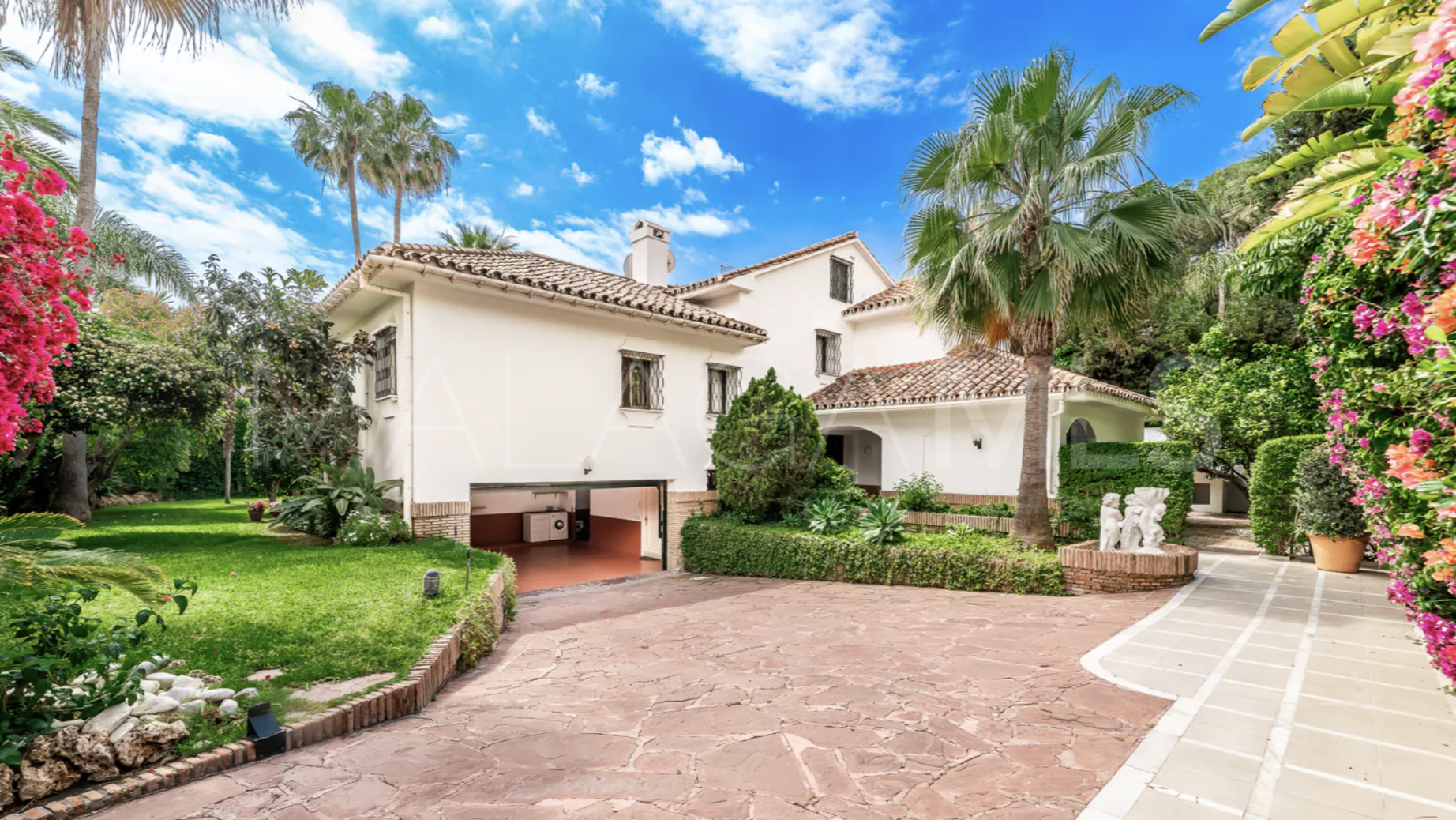 Villa for sale in Los Monteros Playa