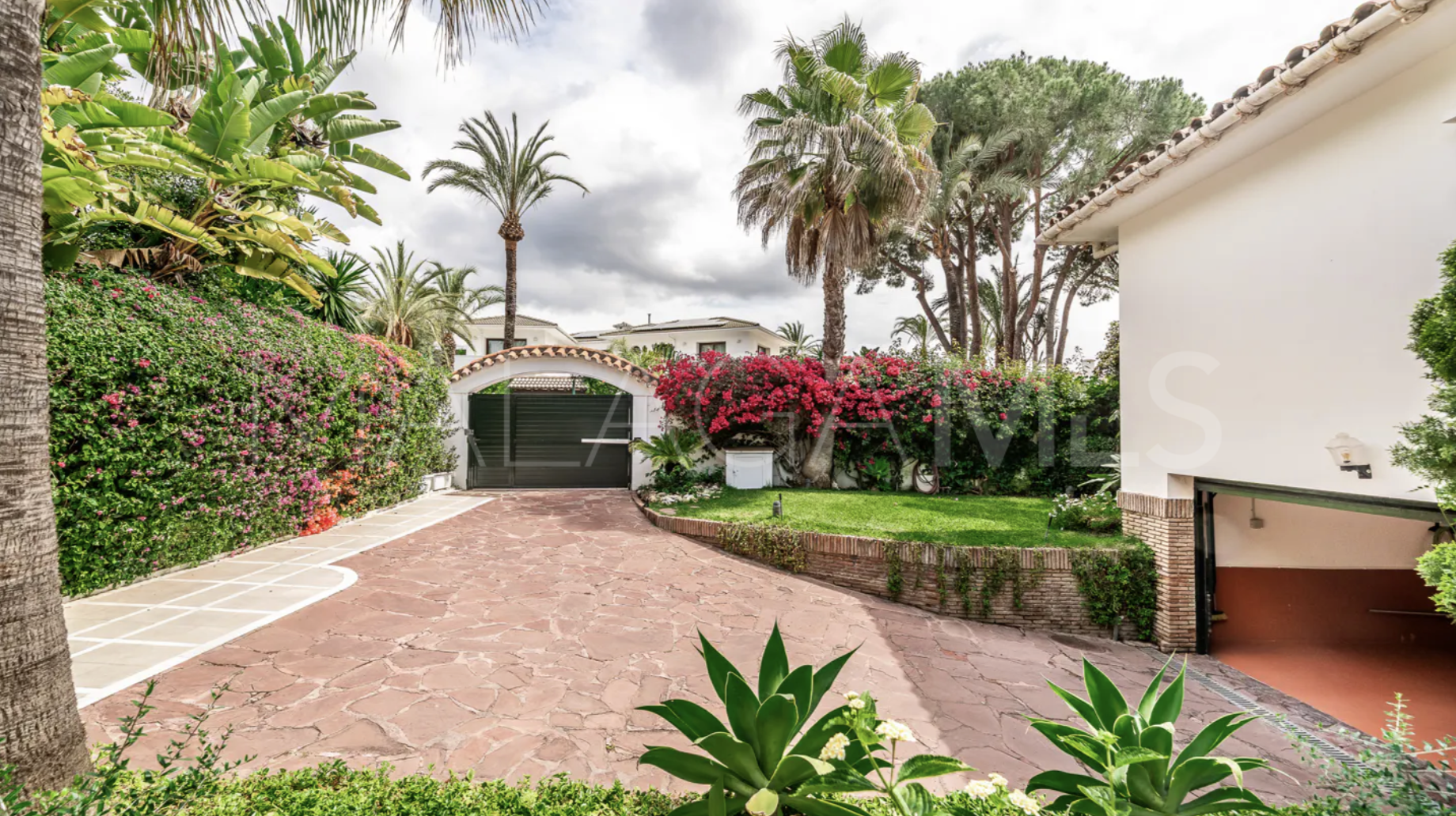 Villa for sale in Los Monteros Playa