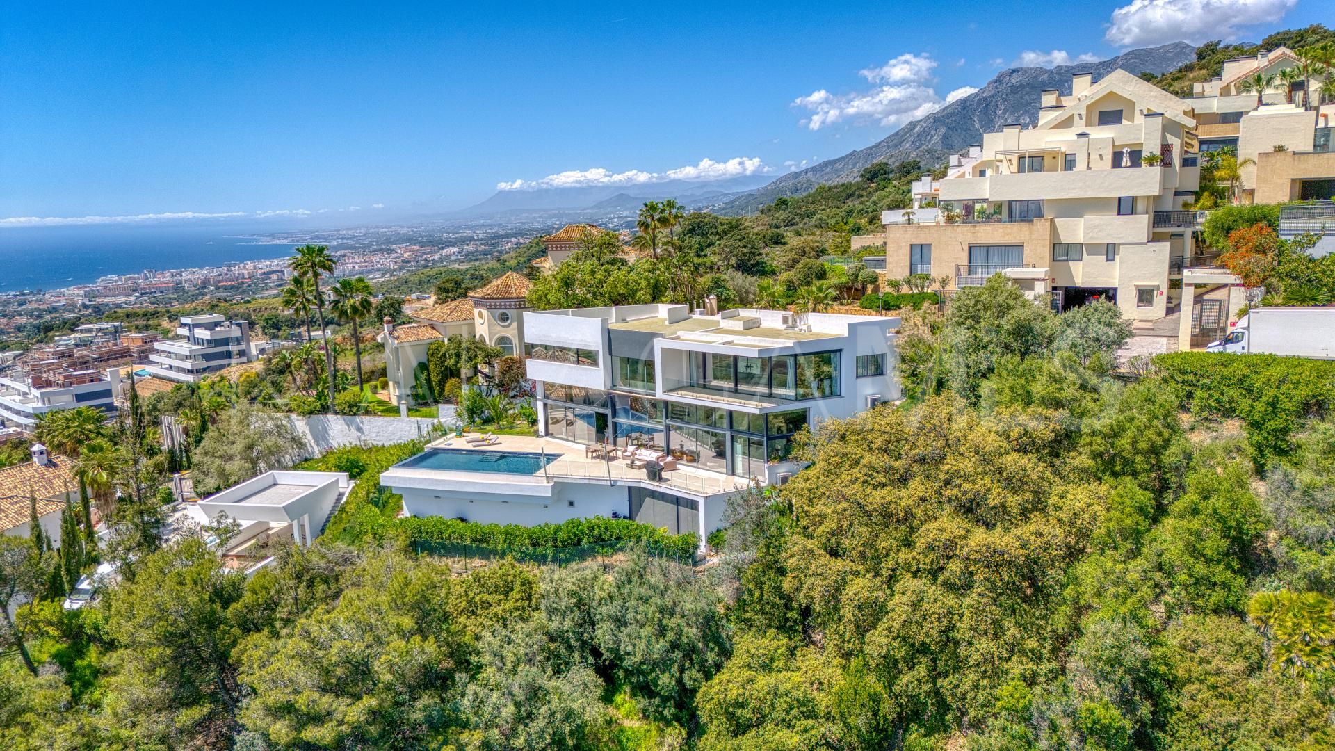 Buy Los Altos de los Monteros villa with 4 bedrooms