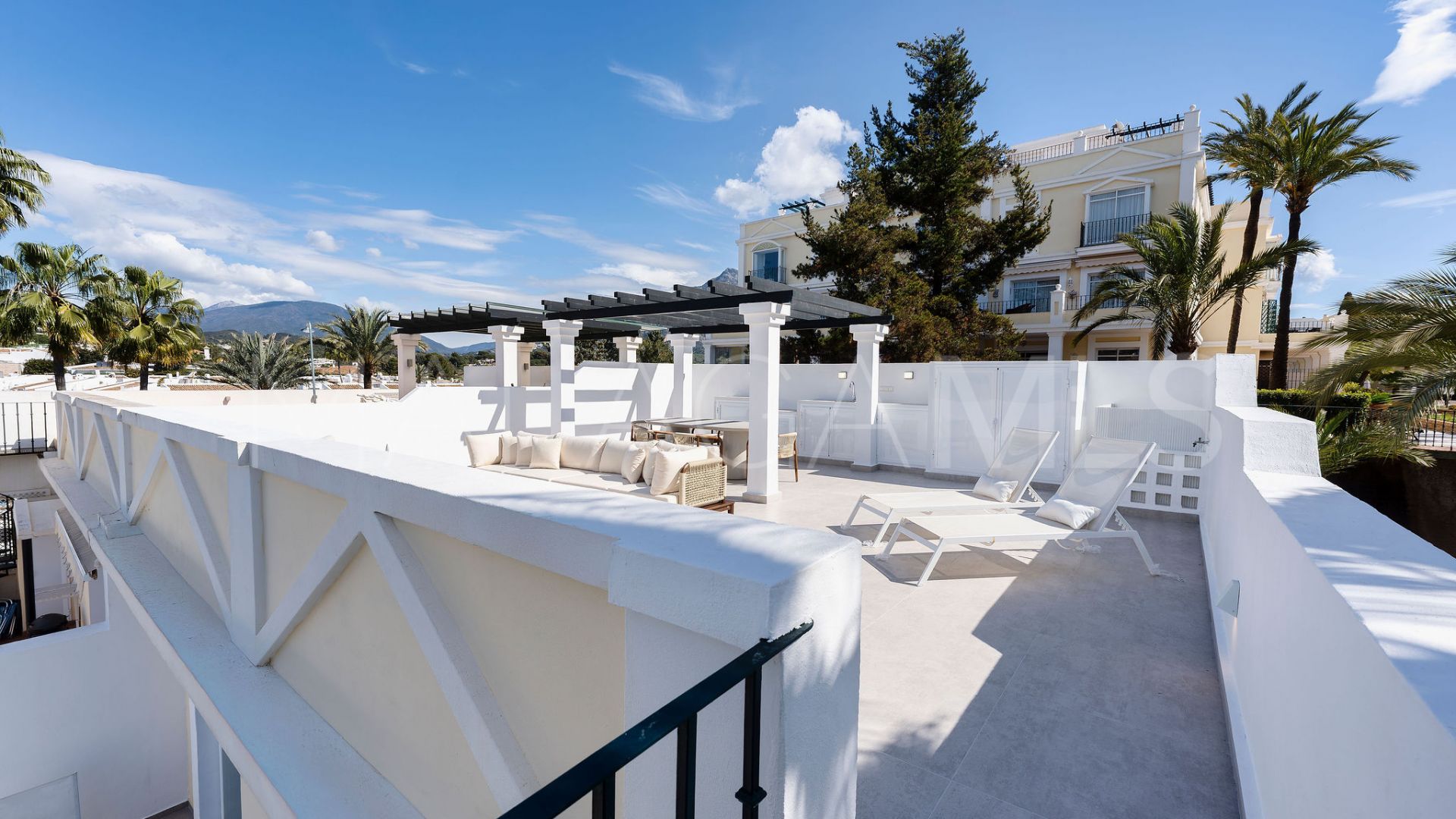 Takvåning for sale in Aloha Gardens