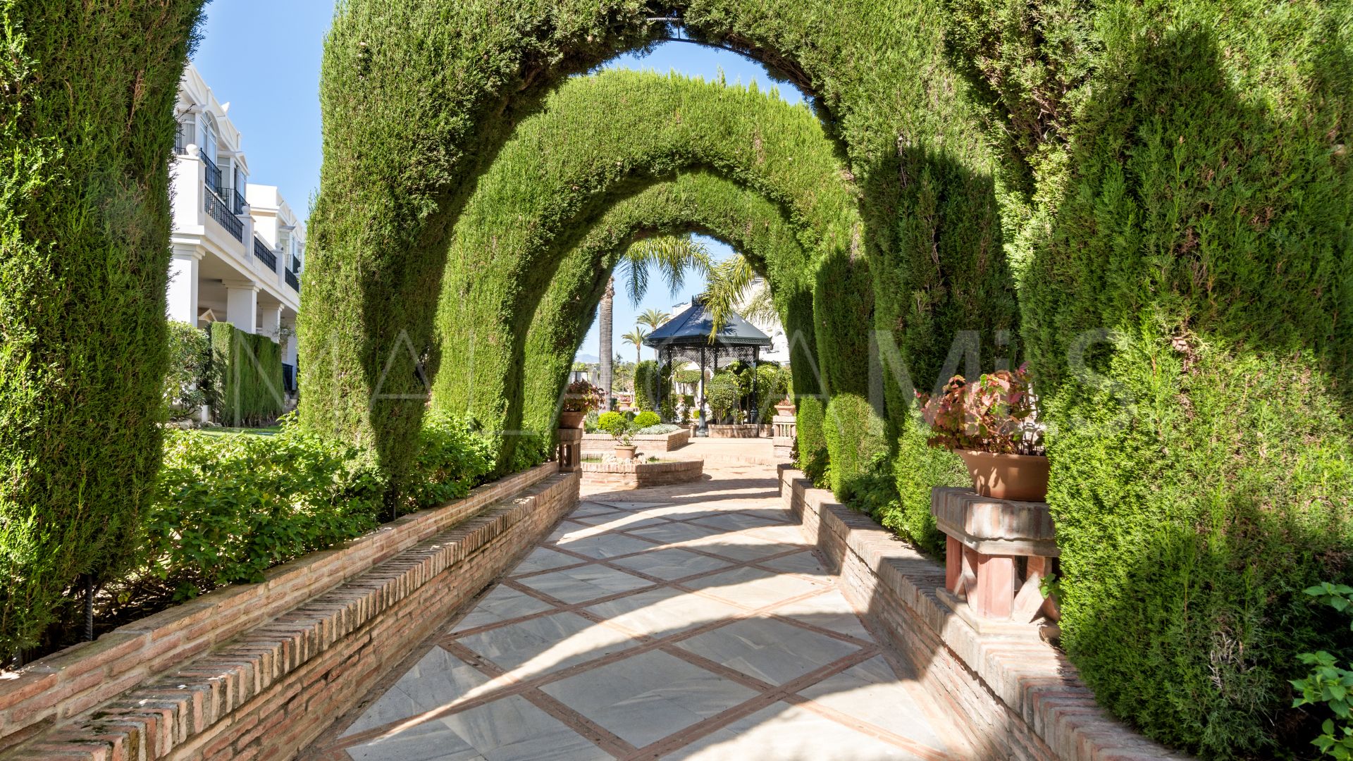 Takvåning for sale in Aloha Gardens