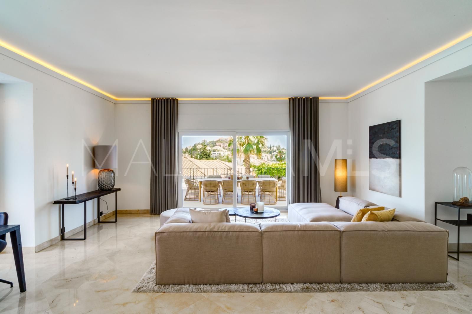Villa for sale in Nueva Andalucia