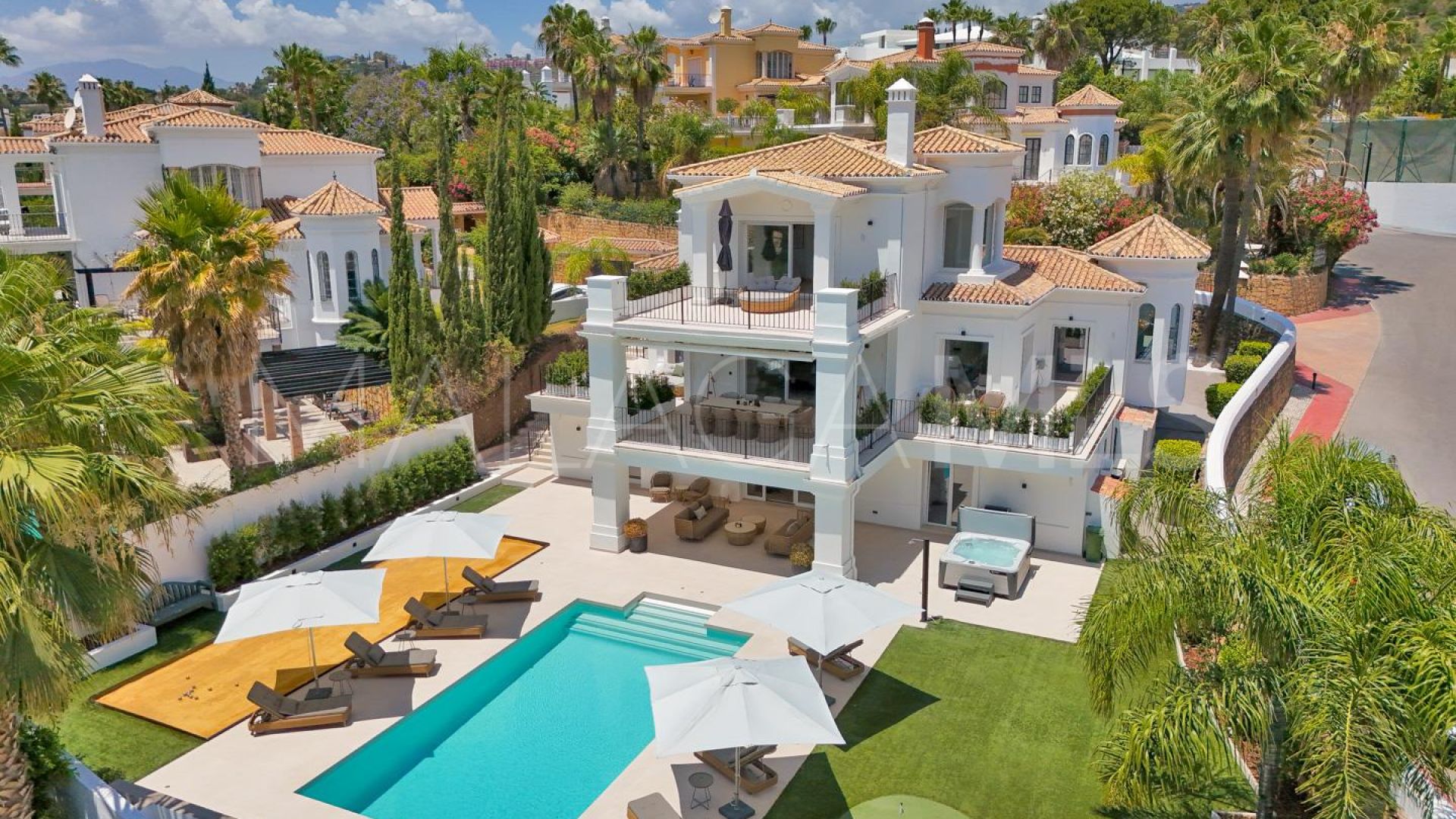 Villa for sale in Nueva Andalucia