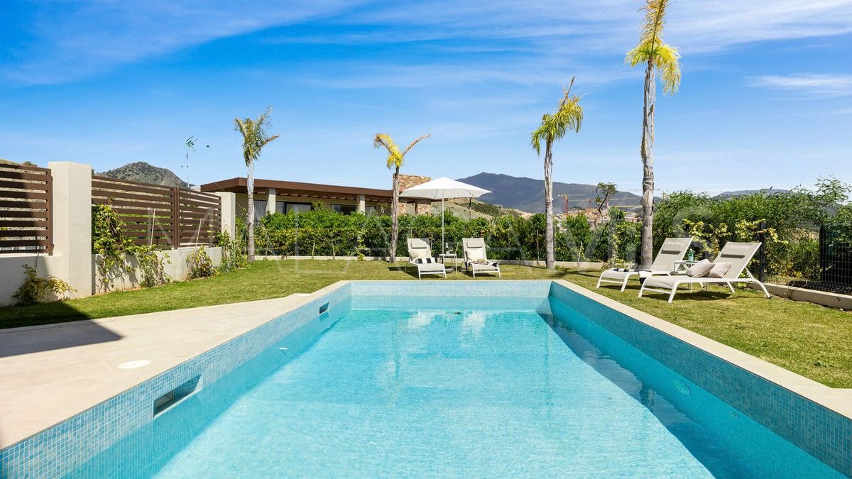 Villa pareada with 4 bedrooms for sale in Benahavis