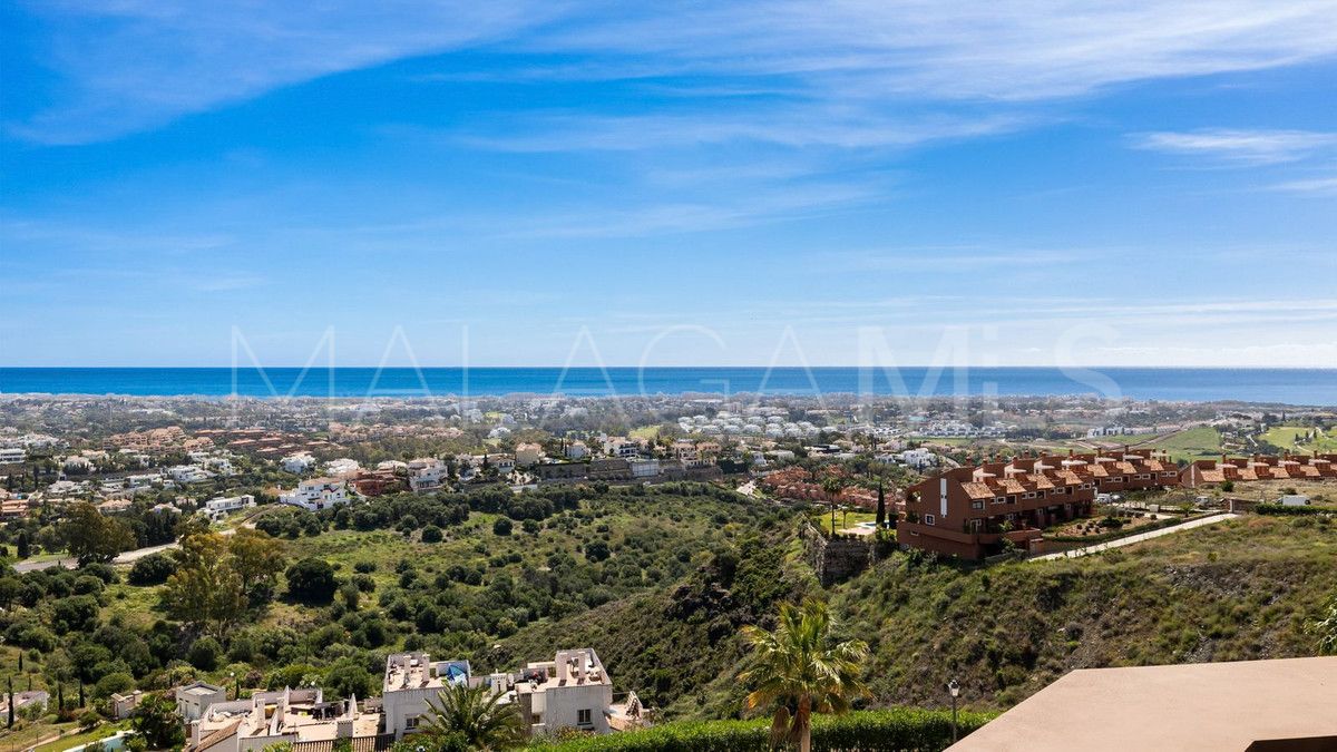 Villa pareada with 4 bedrooms for sale in Benahavis