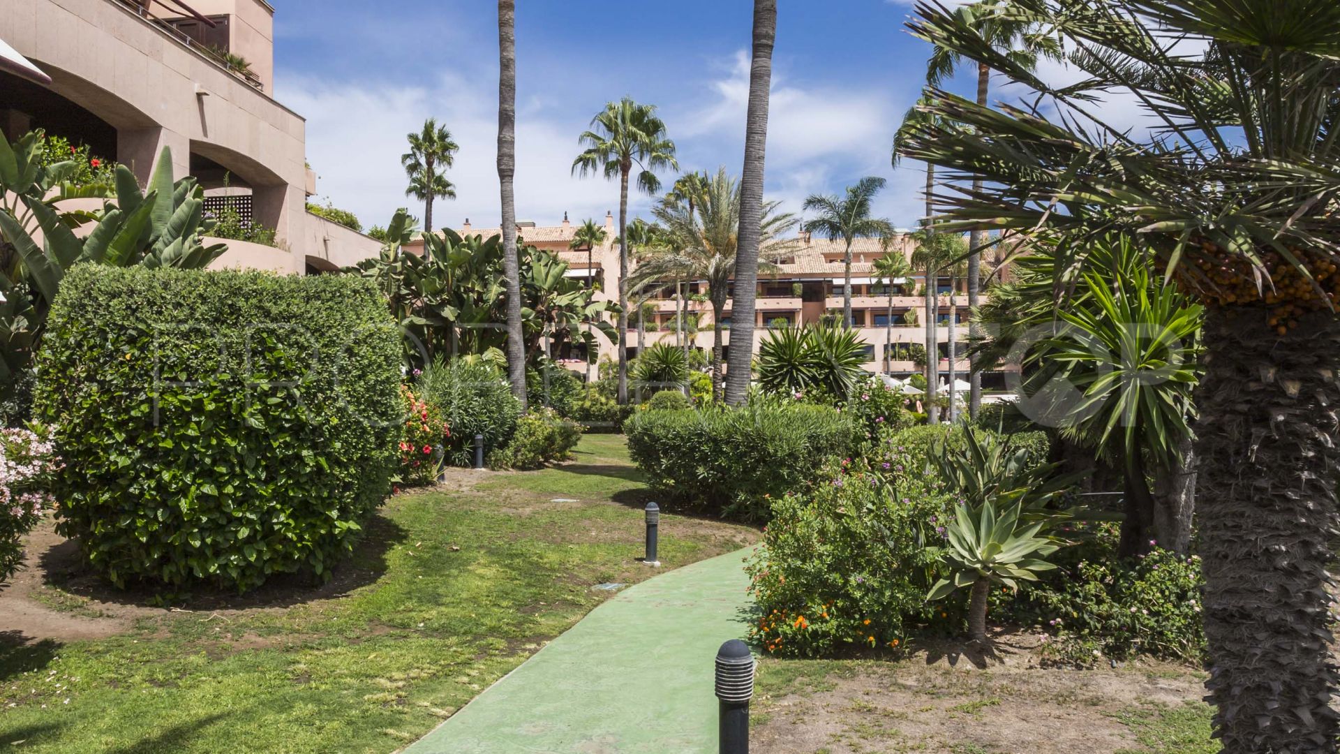 For sale ground floor apartment with 2 bedrooms in Marbella - Puerto Banus