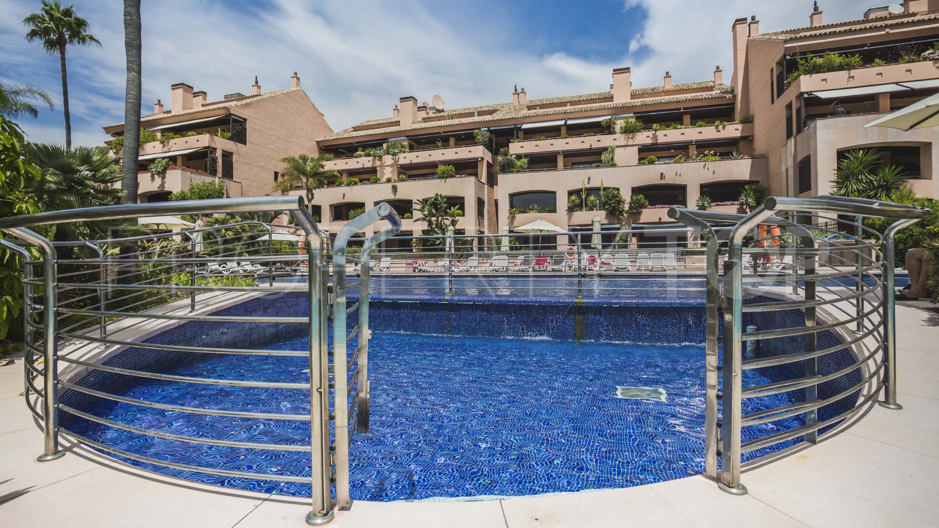 For sale ground floor apartment with 2 bedrooms in Marbella - Puerto Banus