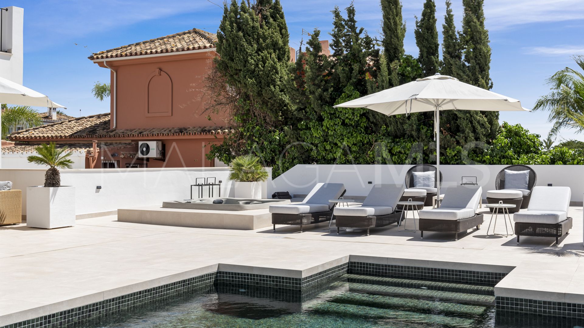 For sale villa with 5 bedrooms in Las Chapas