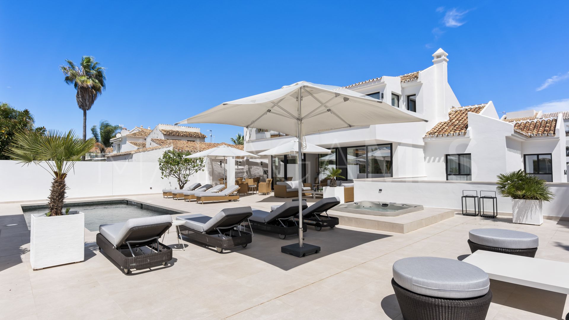 For sale villa with 5 bedrooms in Las Chapas