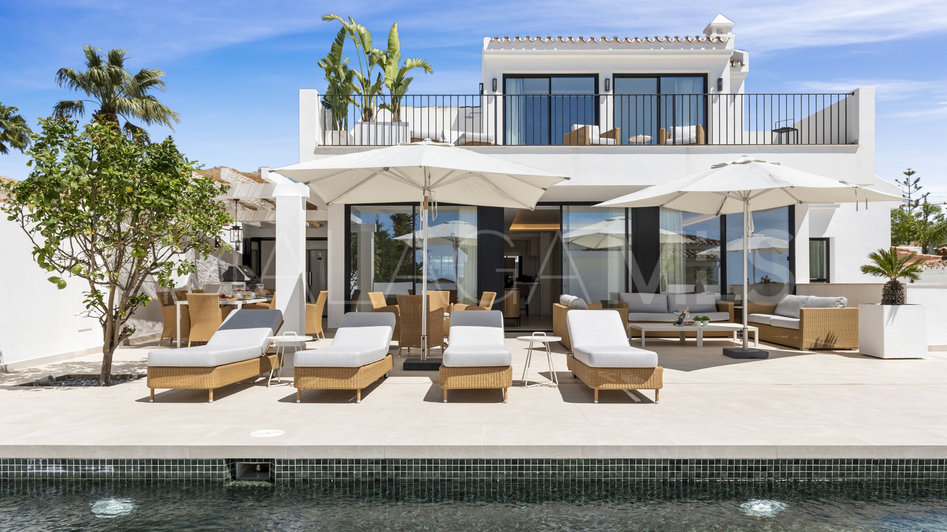 For sale villa with 5 bedrooms in Las Chapas
