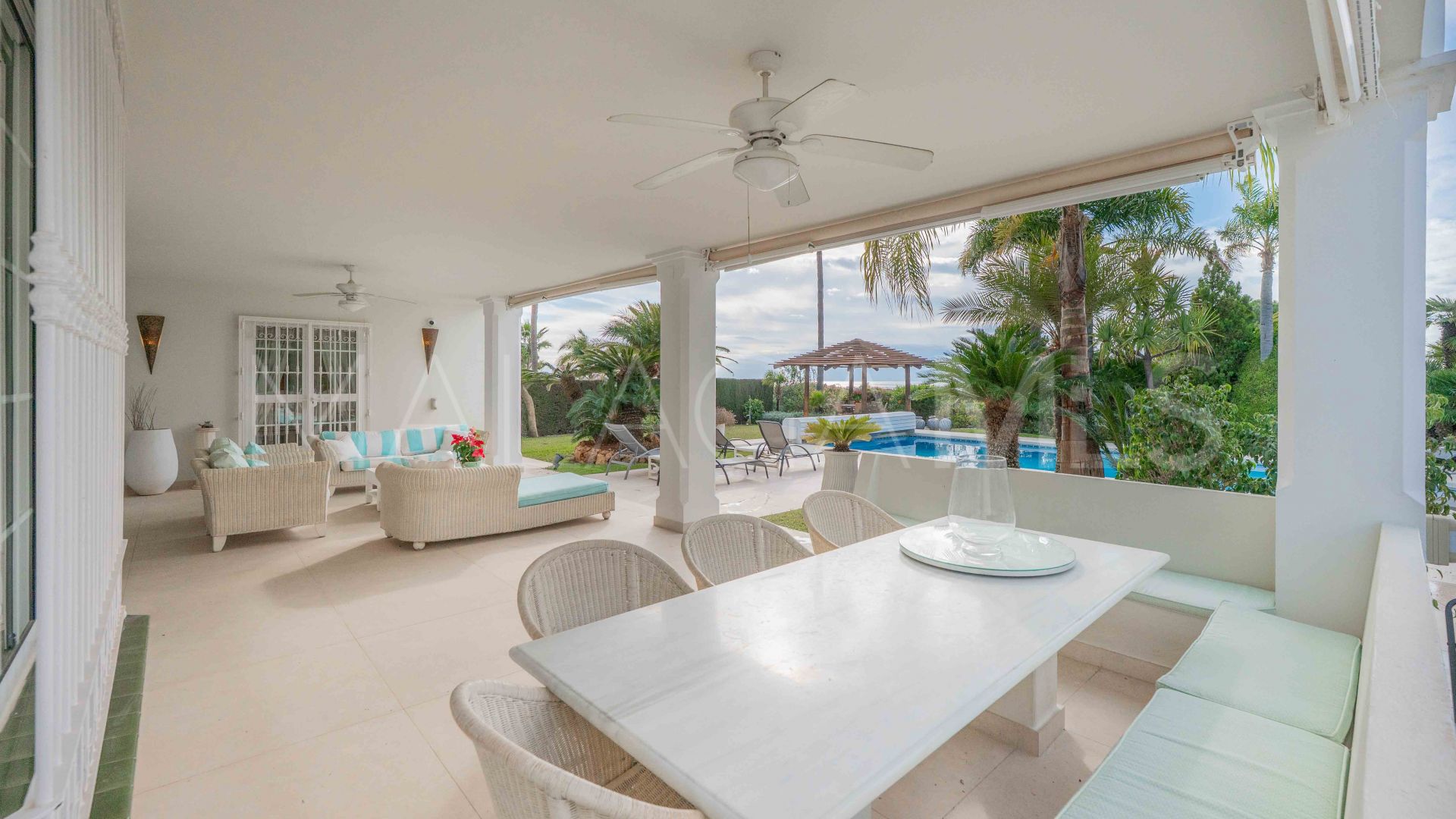 Hus i byn for sale in Elviria