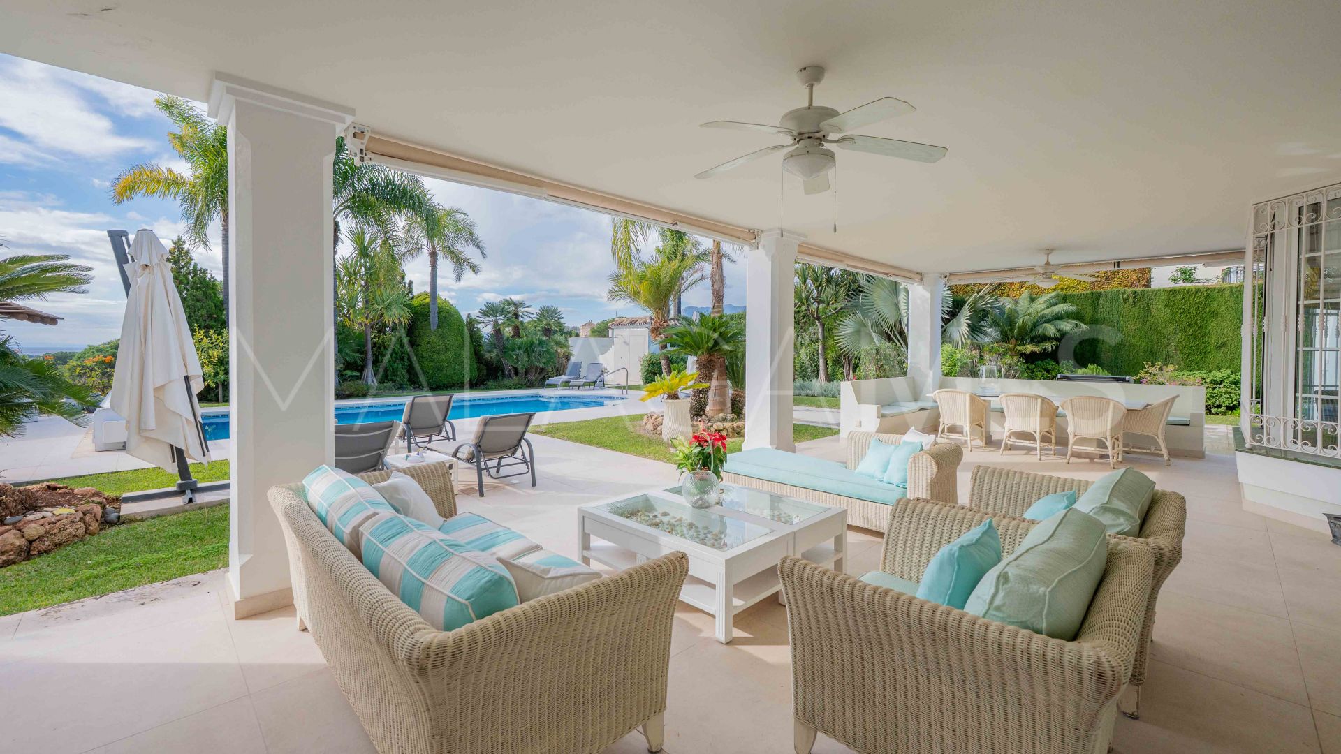 Hus i byn for sale in Elviria