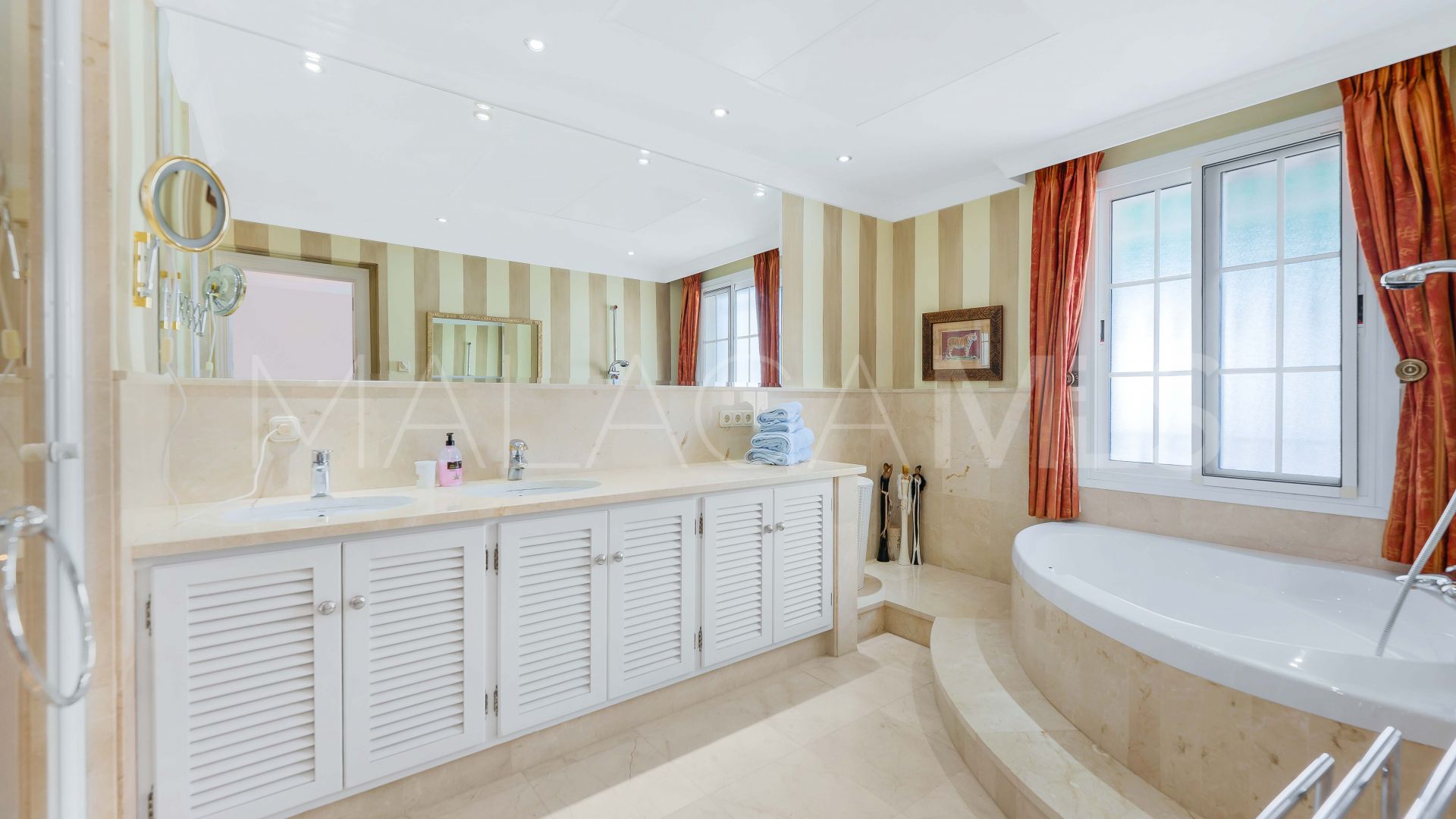 Hus i byn for sale in Elviria