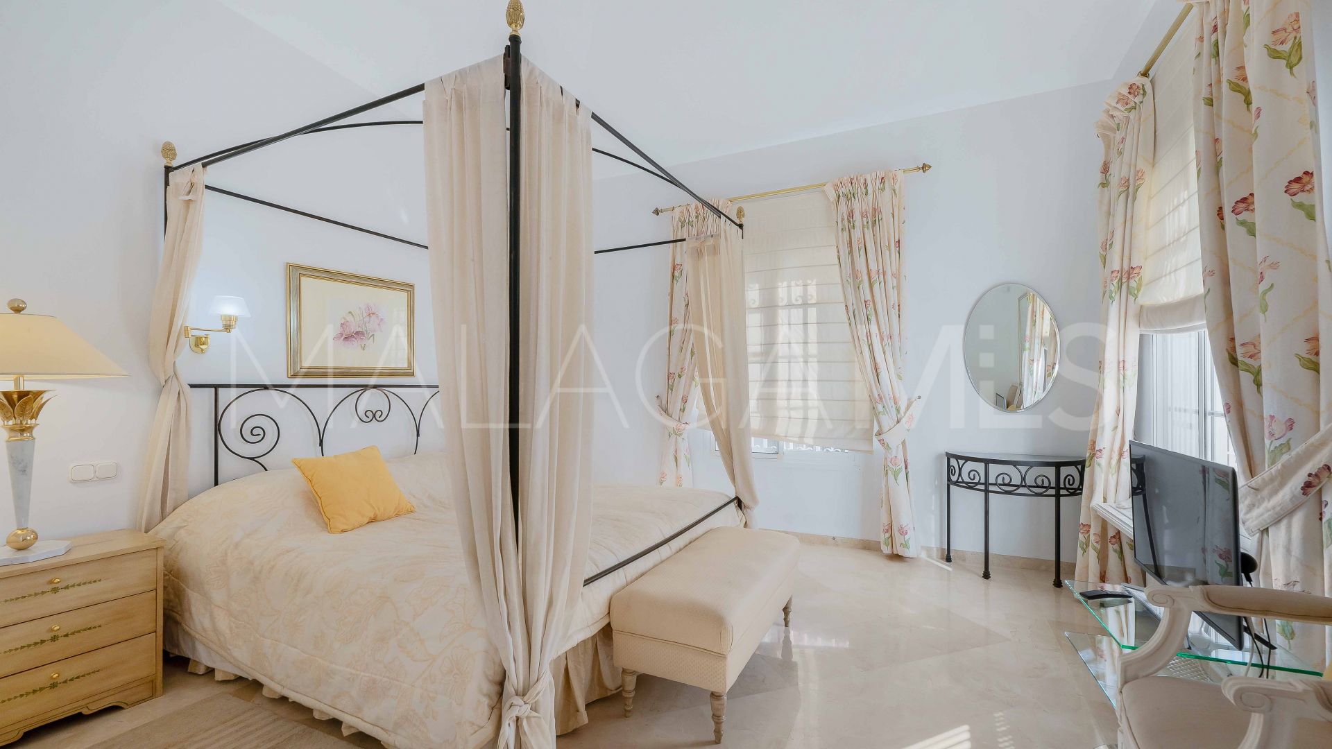 Hus i byn for sale in Elviria