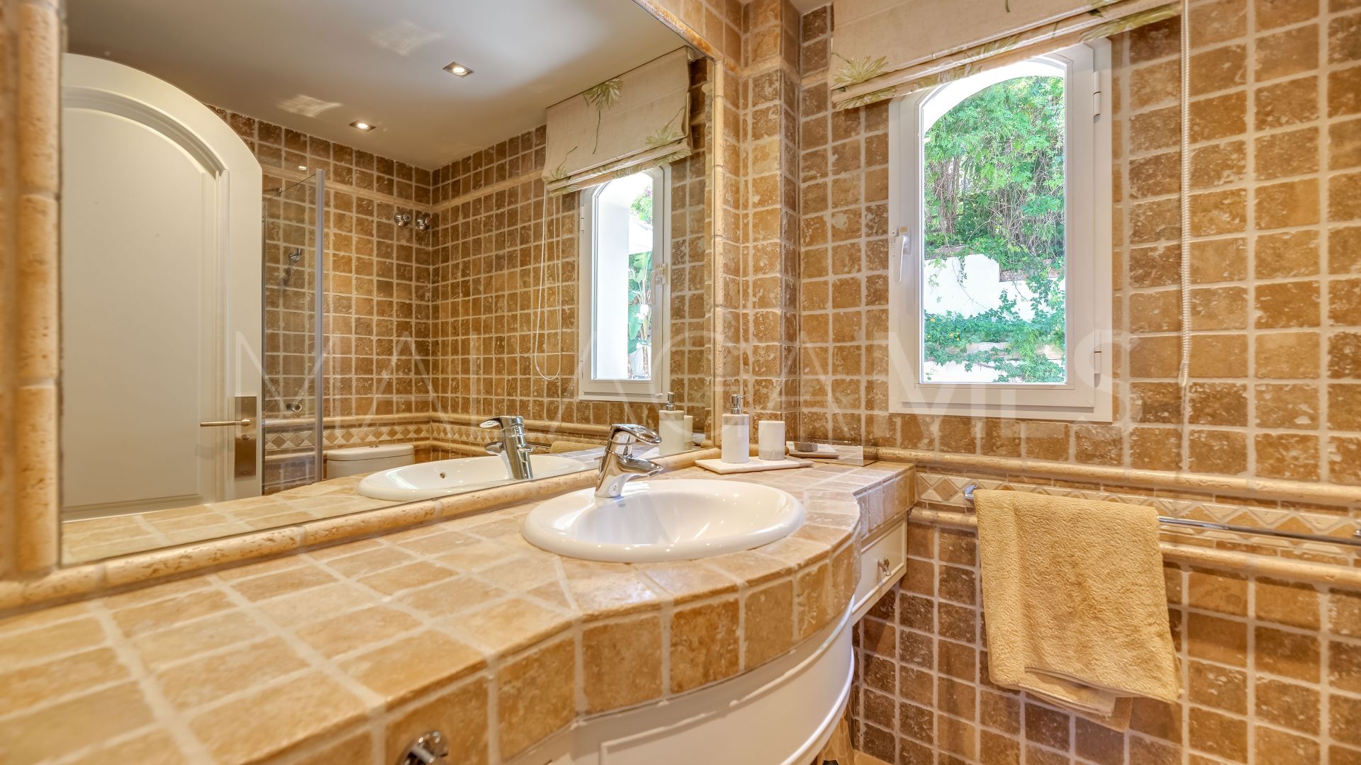 Villa for sale in Elviria
