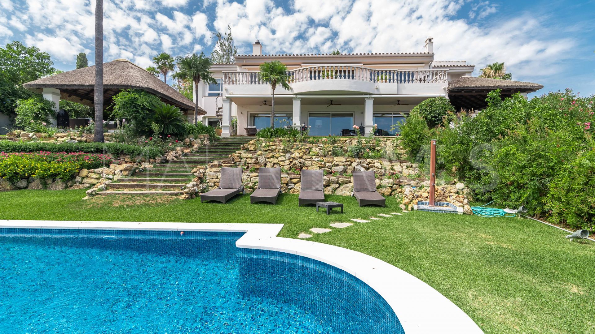Villa for sale in Elviria