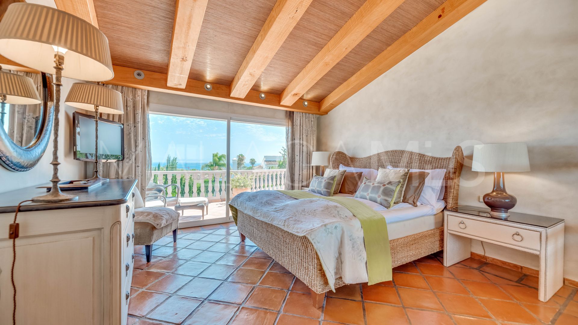 Villa for sale in Elviria