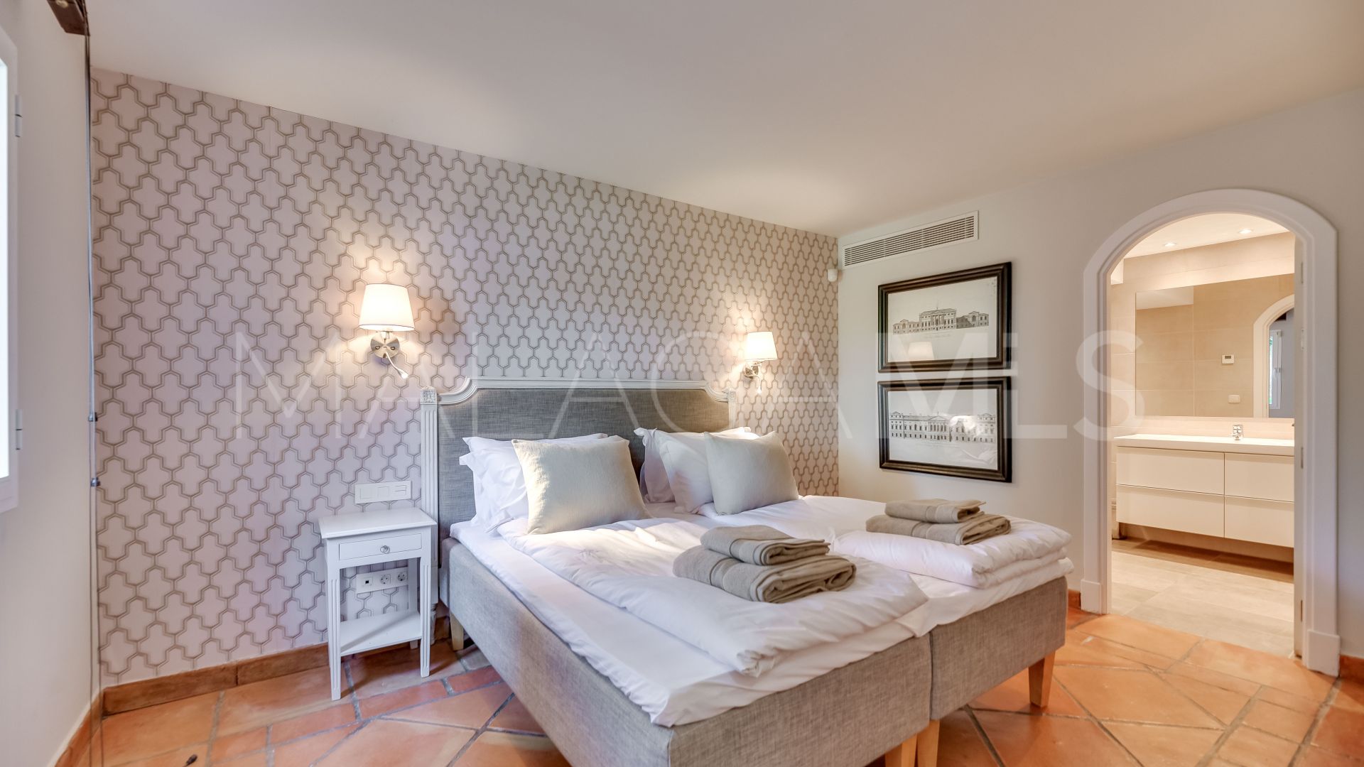 Villa for sale in Elviria