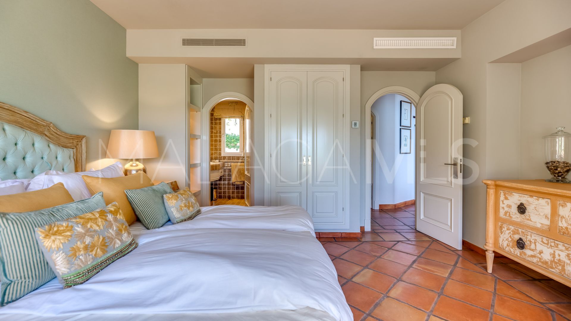 Villa for sale in Elviria