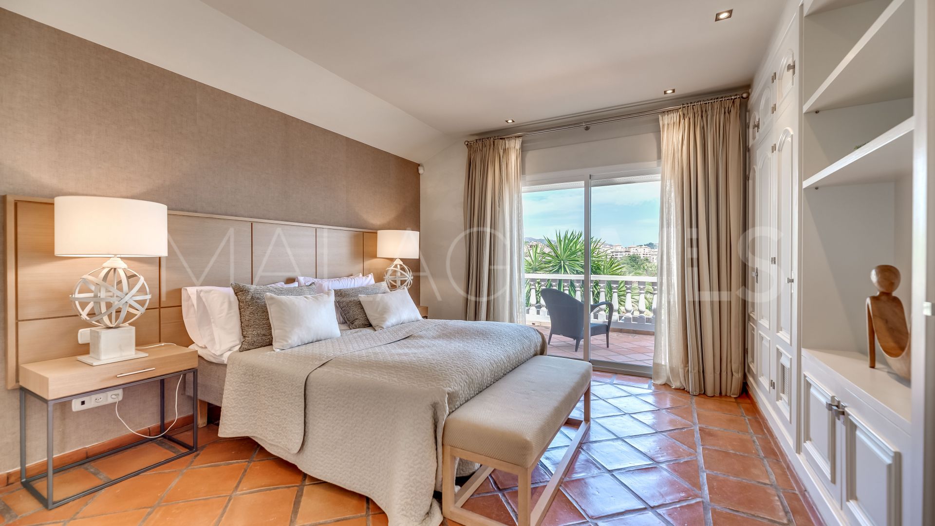 Villa for sale in Elviria