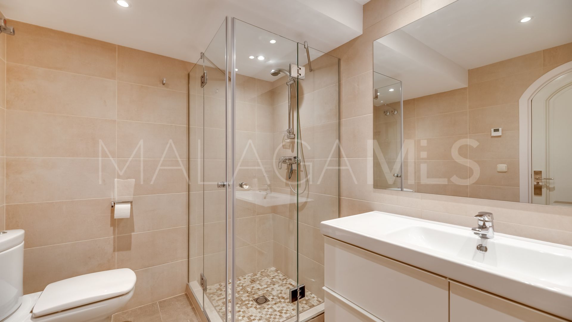 Villa for sale in Elviria