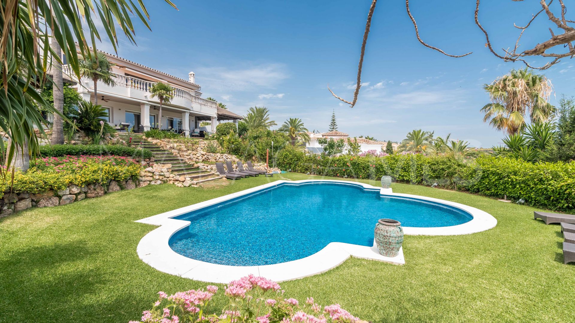 Villa for sale in Elviria