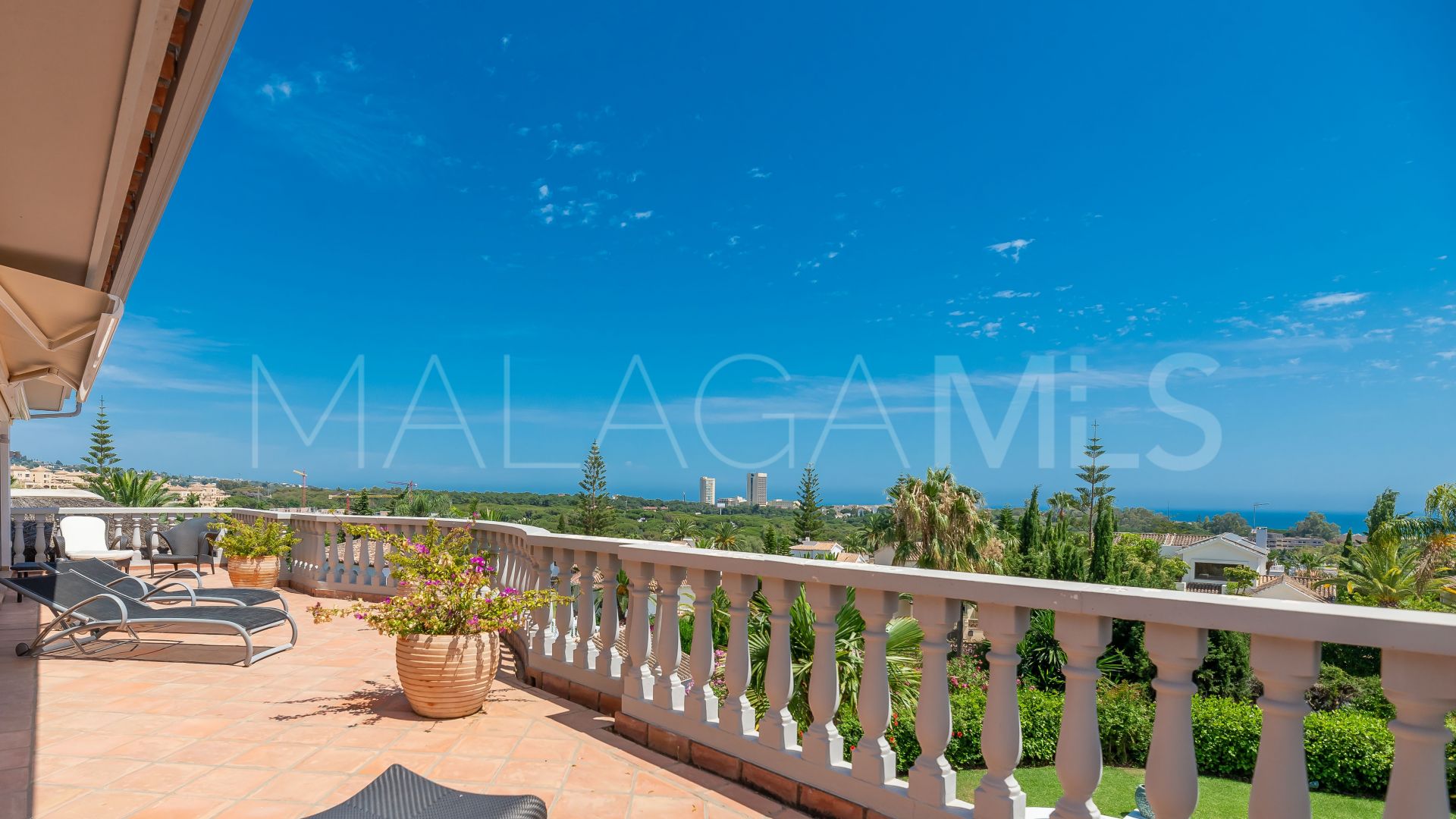 Villa for sale in Elviria