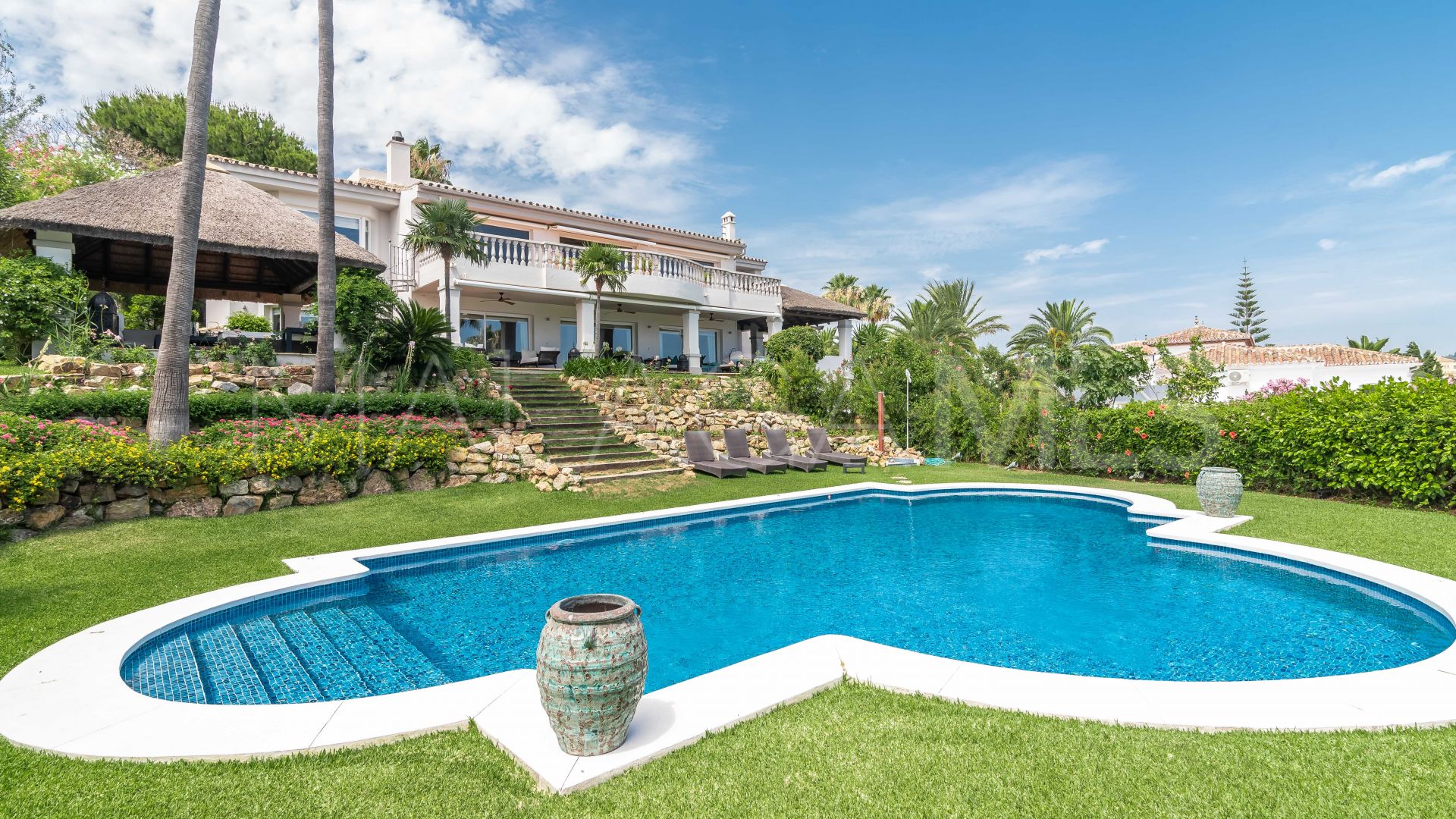Villa for sale in Elviria