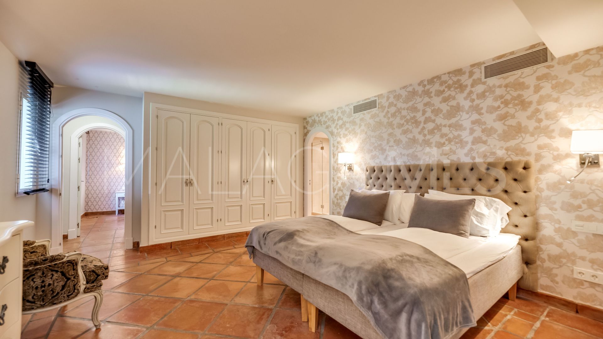 Villa for sale in Elviria