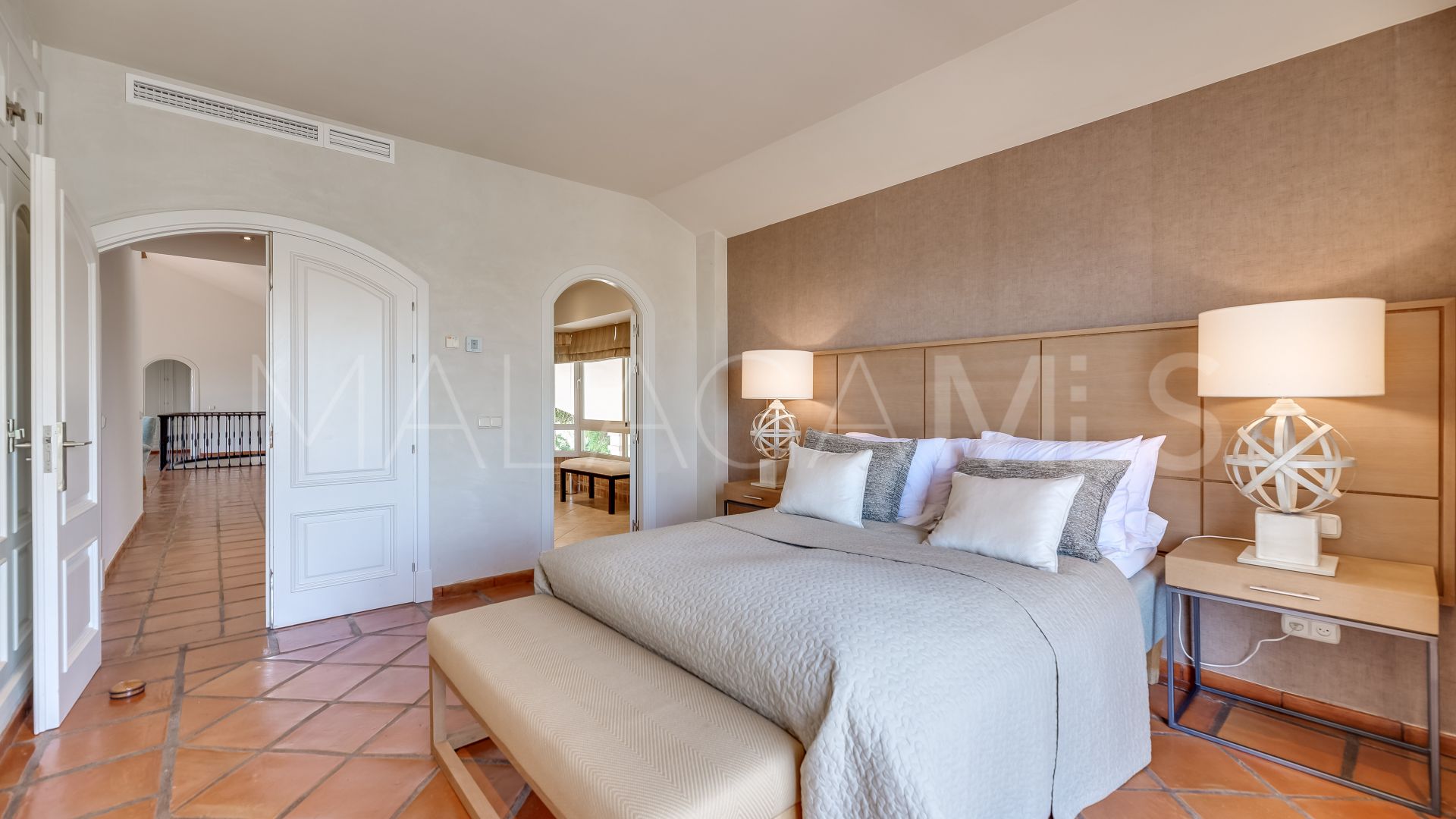 Villa for sale in Elviria