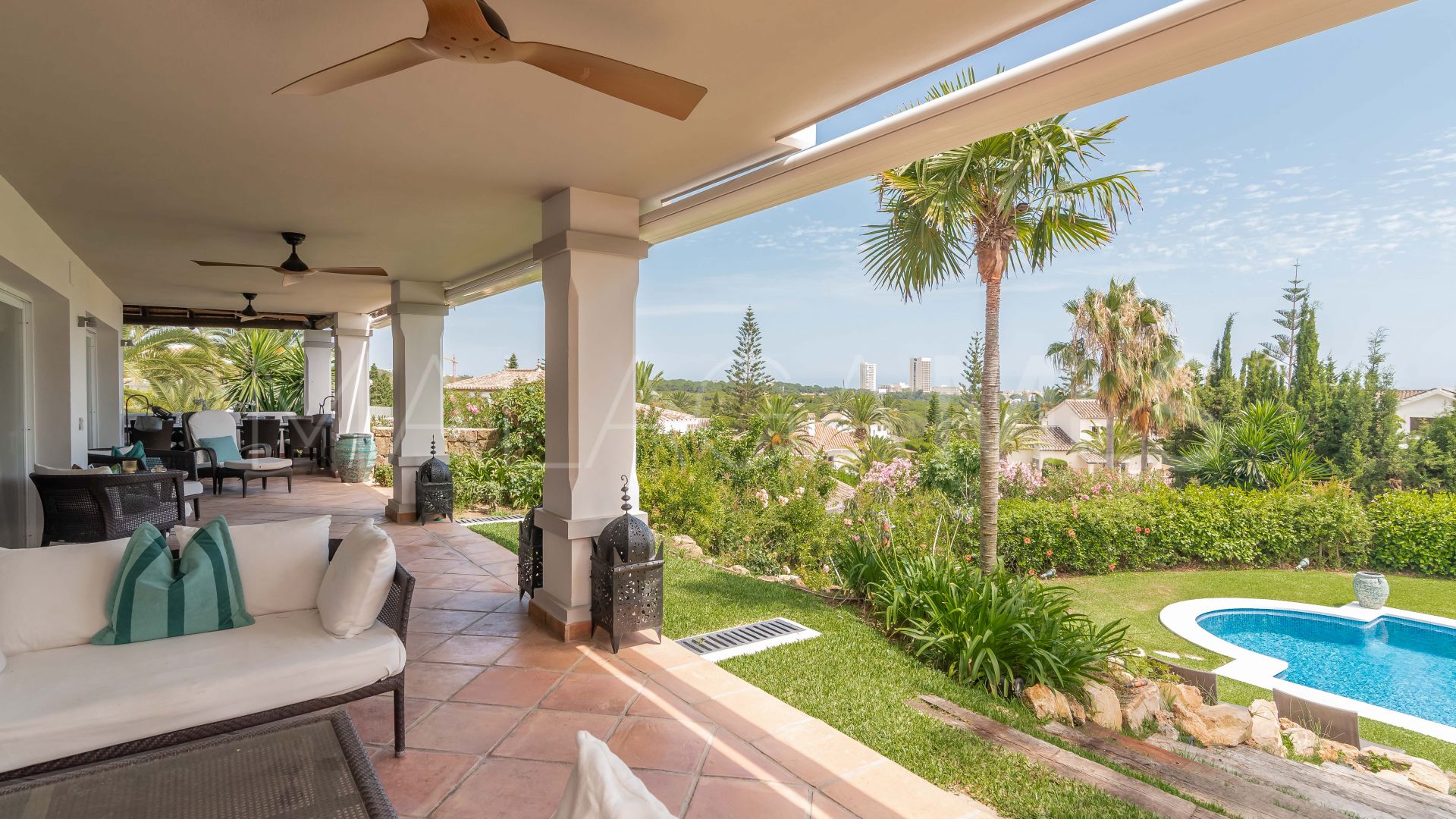 Villa for sale in Elviria
