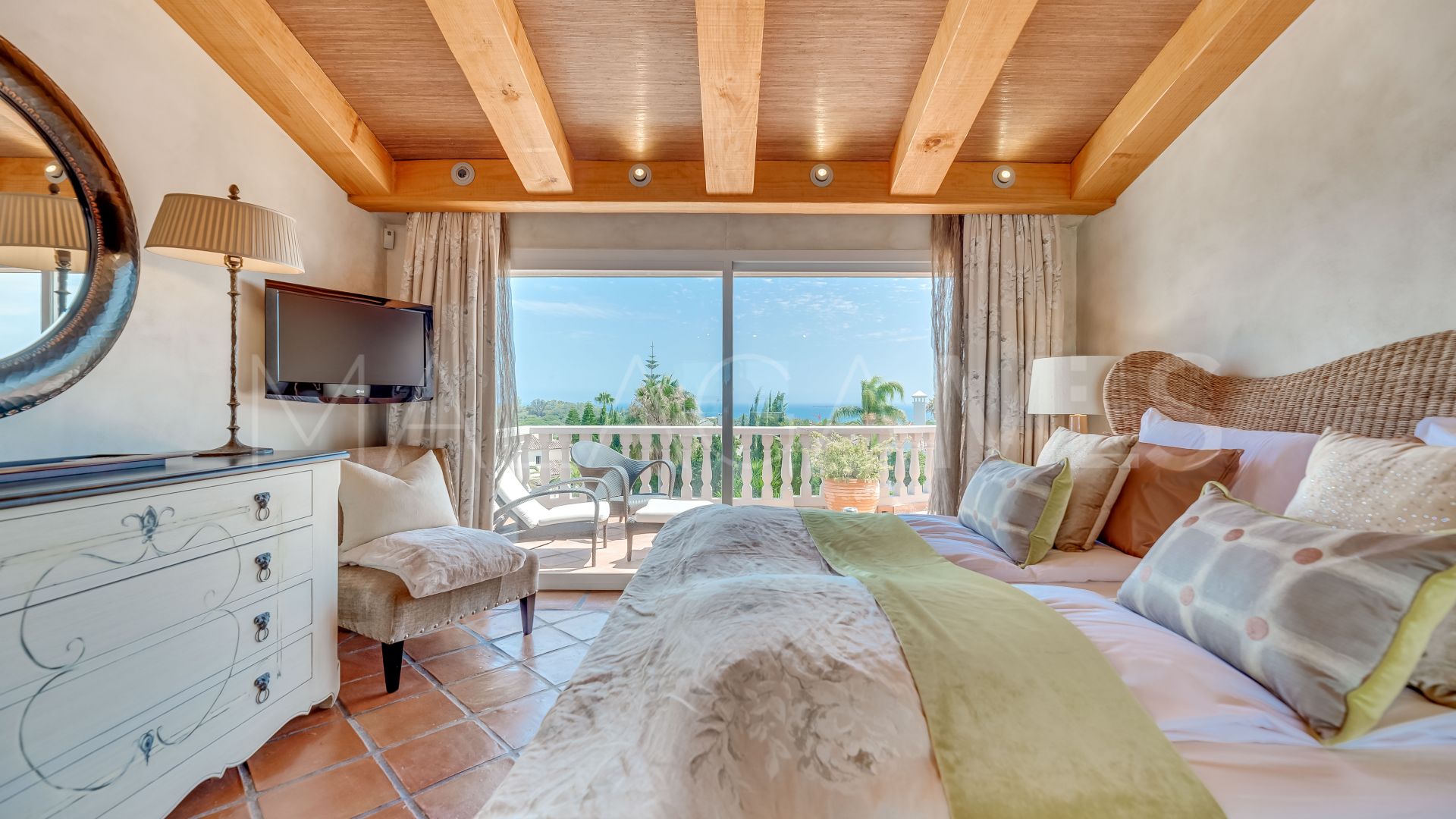 Villa for sale in Elviria