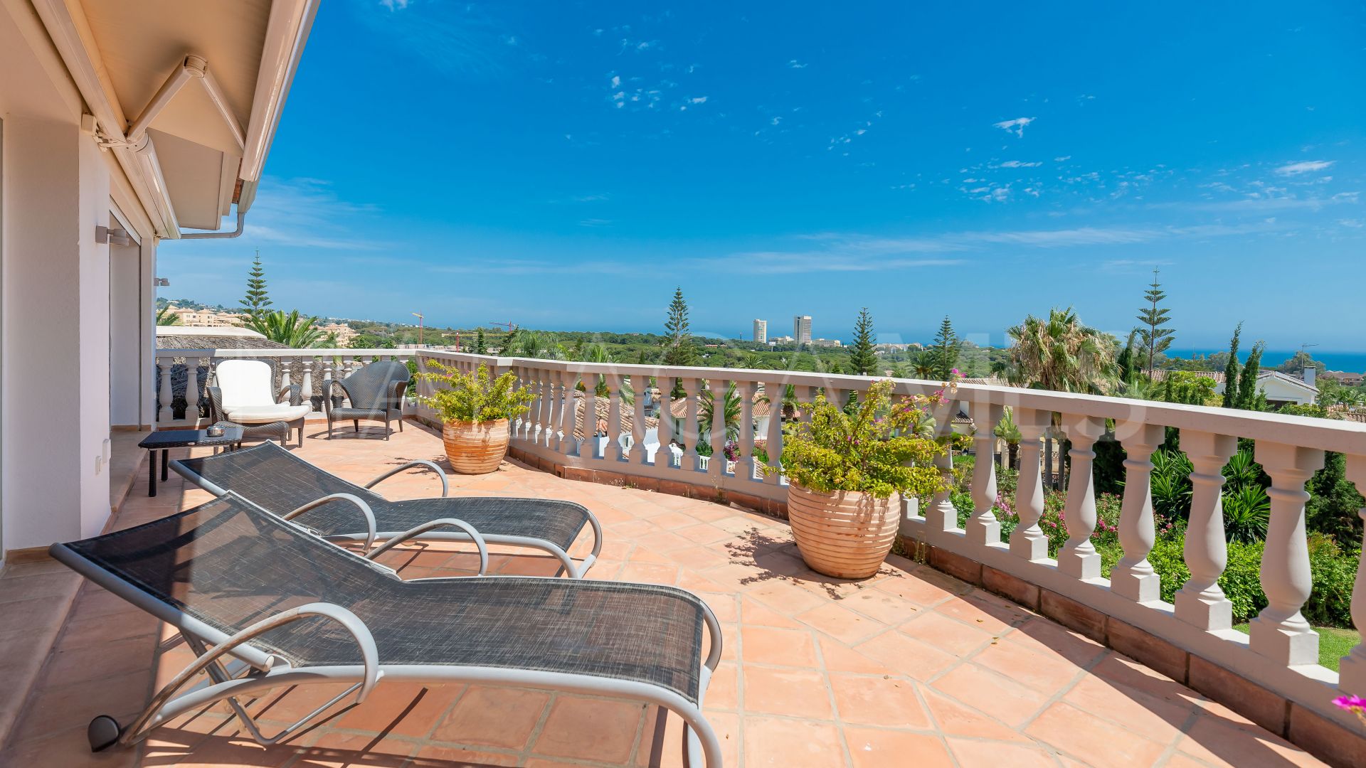 Villa for sale in Elviria